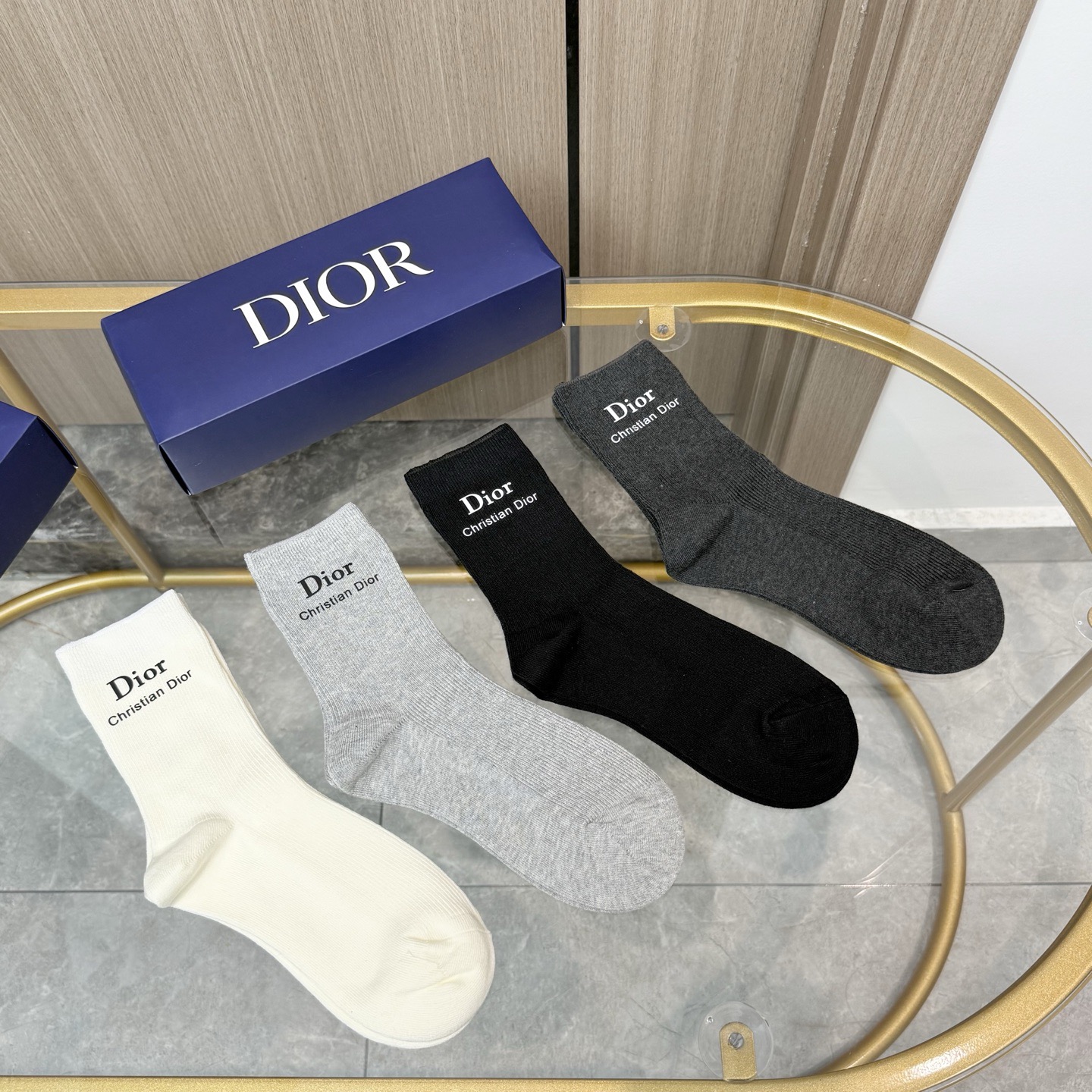 P70 配包装【一盒四双】DIOR 迪奥高版本 ~好看到爆炸 Dior 袜子🔥双针烫印中筒袜,超软糯🔥🔥潮人必不能少的 Dior 专柜代购品质 中筒袜子 ,搭配起来超高逼格 时髦度爆表啊啊啊啊~~推荐推荐推荐~~必入时髦小单品!!!