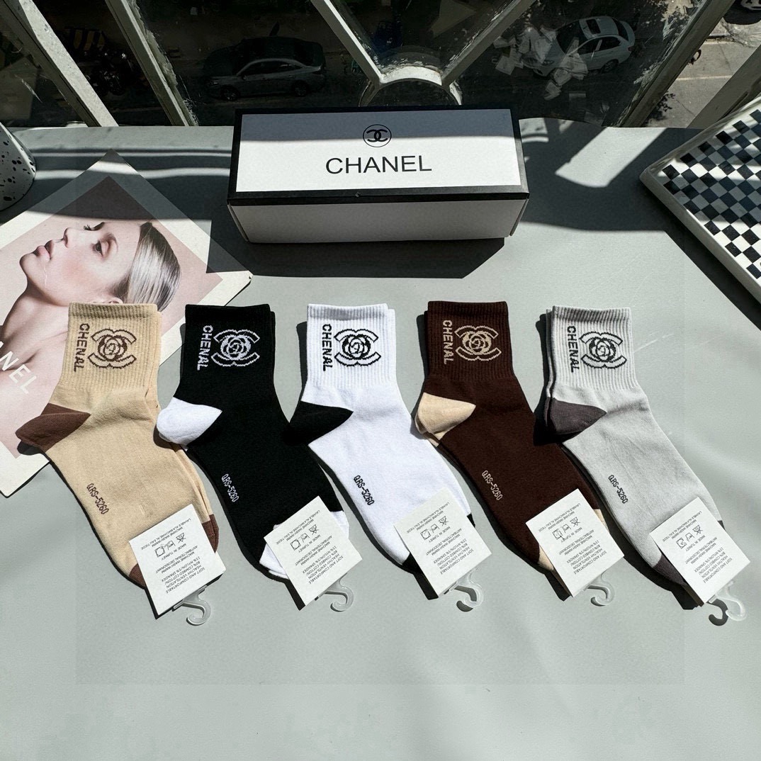 NO:585173,Comes with packaging [five pairs in a box] Chanel's high-end version of the popular mid-calf socks ~ very good to see. European and American big-name mid-calf socks are indispensable for fashionistas. They are counter-purchased quality socks. They are super stylish when paired with them. They are so fashionable~~ Recommended, recommended, recommended~~ A must-have fashionable item!  !  socks, stockings, socks, chanel, chanel, socks19860909配包装【一盒五双】Chanel 香奈儿 爆款中筒袜高版本 ～好看到爆炸 欧美大牌中筒袜潮人必不能少的专柜代购品质 袜子 ,搭配起来超高逼格 时髦度爆表啊啊啊啊～～推荐推荐推荐～～必入时髦小单品！！袜子,丝袜,袜子,chanel,chanel,socks,accessory