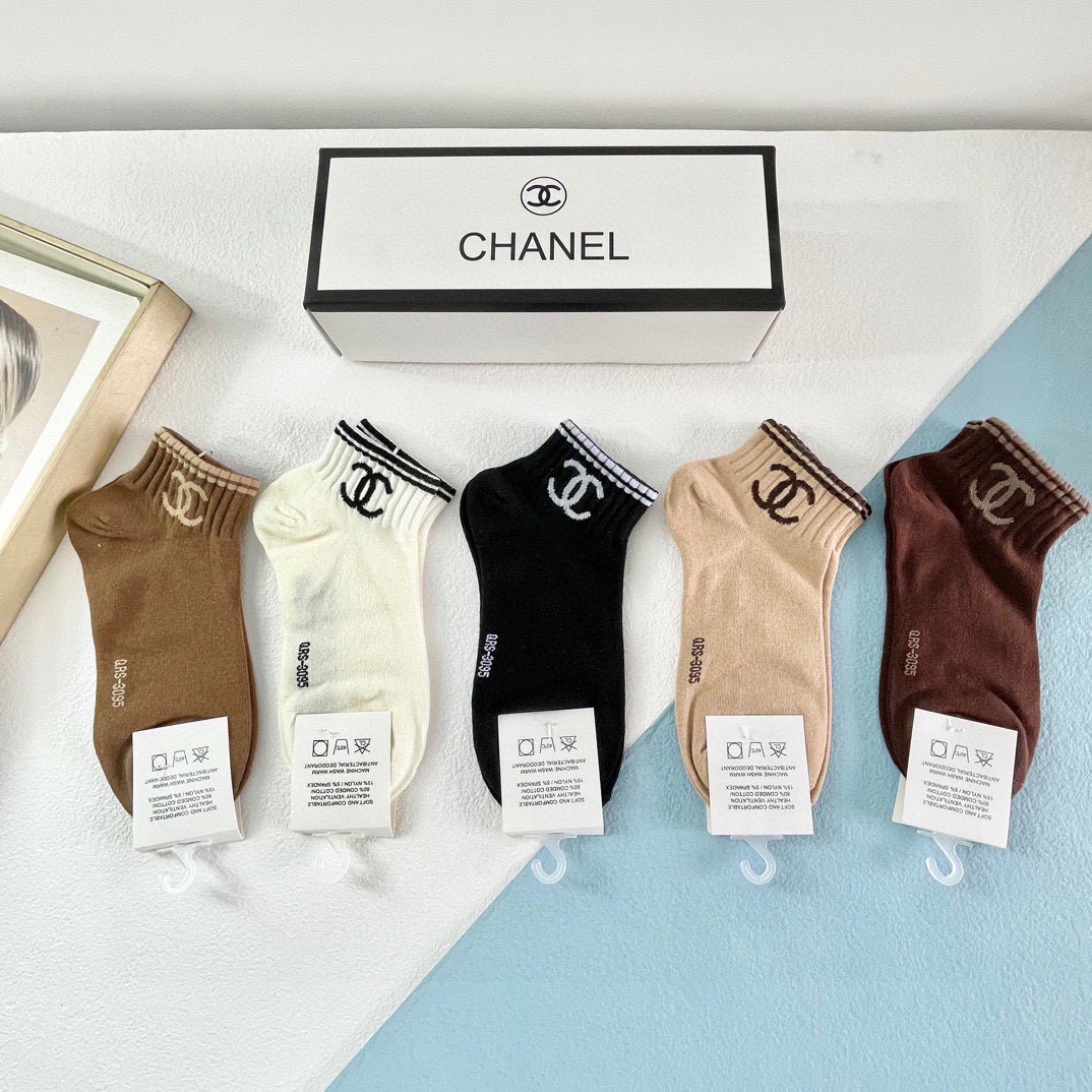 NO:585189,Comes with packaging [five pairs in a box] Chanel's hot-selling short socks for women, high version ~ very good to look at. European and American big-name short socks are indispensable for fashionistas. They are high-quality socks that can be purchased at counters. They are super stylish when paired together. They are so fashionable~~ Recommended, recommended, recommended~~ A must-have fashionable item!  !  socks, stockings, socks, chanel, chanel, socks19860909配包装【一盒五双】Chanel 香奈儿 爆款短筒袜女款 高版本 ～好看到爆炸 欧美大牌短筒袜潮人必不能少的专柜代购品质 袜子 ,搭配起来超高逼格 时髦度爆表啊啊啊啊～～推荐推荐推荐～～必入时髦小单品！！袜子,丝袜,袜子,chanel,chanel,socks,accessory