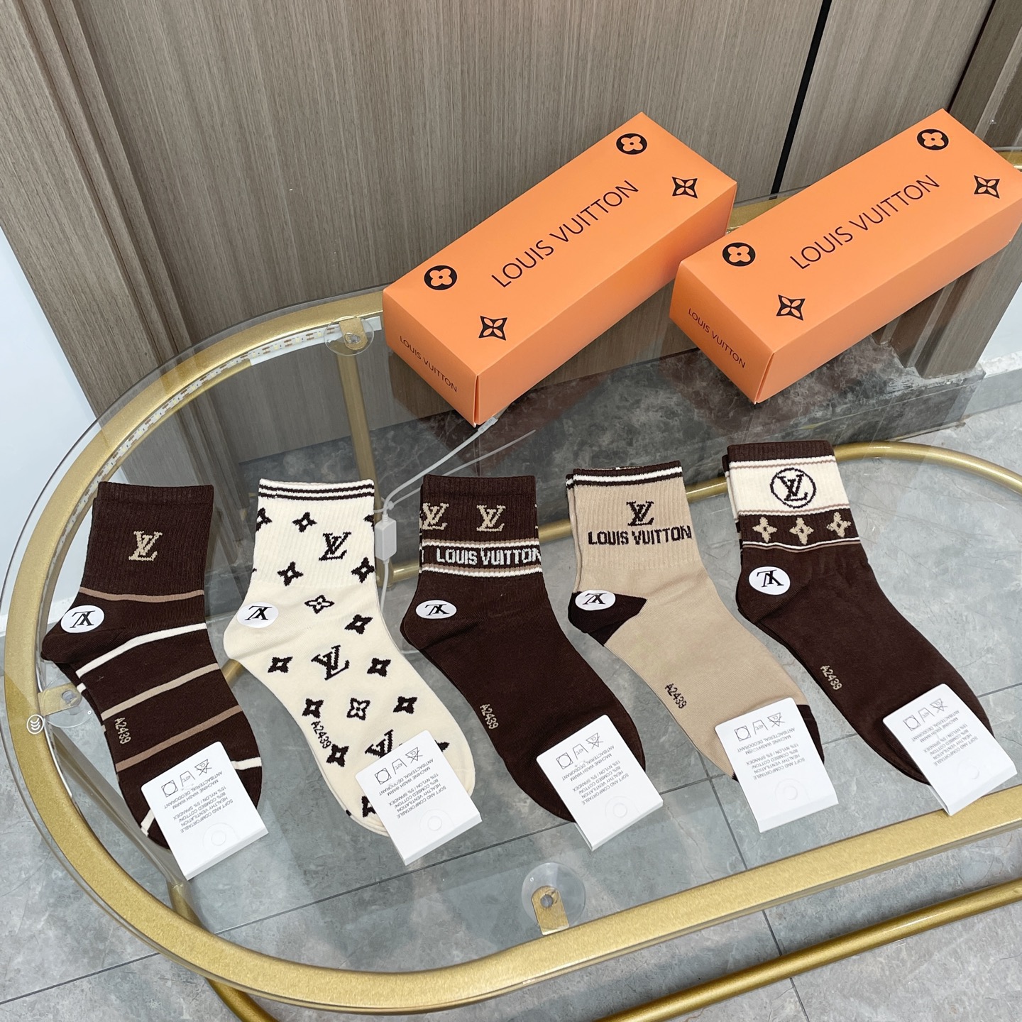 NO:585195,Comes with packaging [five pairs in a box] LV Louis Vuitton's popular mid-calf socks, high version ~ good to see. European and American big-name mid-calf socks are indispensable for fashionistas. They are counter-purchased quality socks. They are super stylish when paired together. They are so fashionable~~ Recommended, recommended, recommended~~ A must-have fashionable item!  !  socks, stockings, socks, louis vuitton, louis vuitton, socks19860909配包装【一盒五双】LV 路易威登 爆款 中筒袜高版本 ～好看到爆炸 欧美大牌中筒袜潮人必不能少的专柜代购品质 袜子 ,搭配起来超高逼格 时髦度爆表啊啊啊啊～～推荐推荐推荐～～必入时髦小单品！！袜子,丝袜,袜子,louis vuitton,louis vuitton,socks,accessory