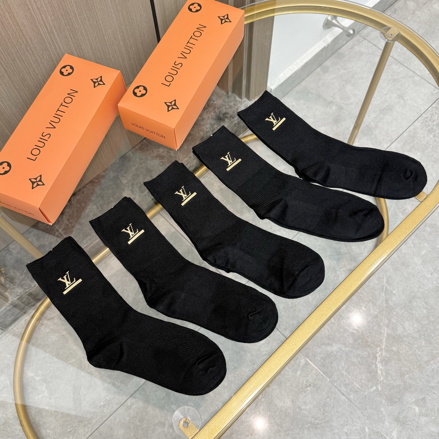 NO:584835,Comes with packaging [five pairs in a box] LV Louis Vuitton's high-end version ~ Look great. LV socks double-needle hot-printed cashmere mid-calf socks, super soft and waxy, a must-have for fashionistas. LV counter-purchased high-quality mid-calf socks, which are super stylish when paired together. They are so fashionable~~ Recommended, recommended, recommended~~ A must-have fashionable item!  !  !  socks, stockings, socks, louis vuitton, louis vuitton, socks19860909配包装【一盒五双】LV 路易威登高版本 ～好看到爆炸 LV 袜子双针烫印羊绒中筒袜,超软糯潮人必不能少的 LV 专柜代购品质 中筒袜子 ,搭配起来超高逼格 时髦度爆表啊啊啊啊～～推荐推荐推荐～～必入时髦小单品！！！袜子,丝袜,袜子,louis vuitton,louis vuitton,socks,accessory