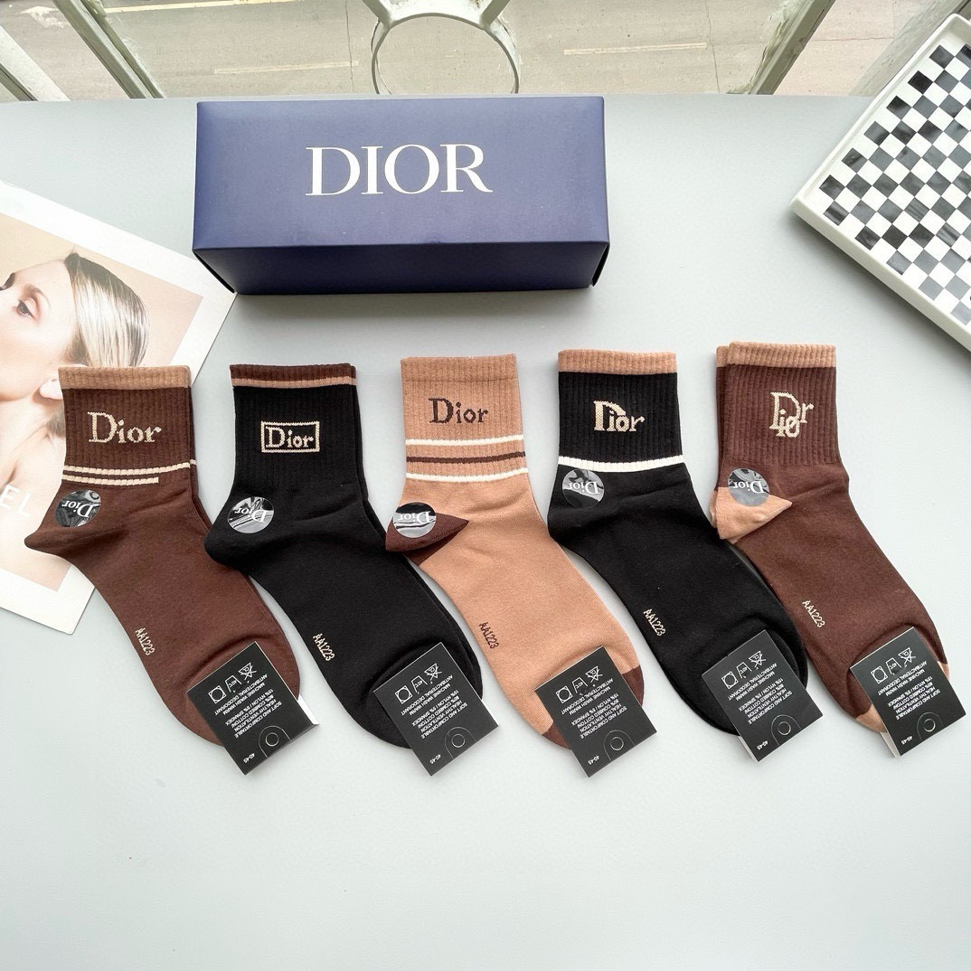 NO:584850,Comes with packaging [five pairs in a box] Dior Dior, a big-name European and American brand. The mid-calf socks for men and women from big-name European and American brands are indispensable for fashionistas. They are a must-have high-quality counter-purchased high-top socks. They look super stylish when paired together. They are so fashionable~~ Recommended, recommended, recommended~~ A must-have fashionable item!  !  !  socks, stockings, socks, dior, dior, socks19860909配包装【一盒五双】欧美大牌 Dior迪奥 好看到爆炸欧美大牌中筒袜男女款潮人必不能少的专柜代购品质高筒袜子 ,搭配起来超高逼格 时髦度爆表啊啊啊啊～～推荐推荐推荐～～必入时髦小单品！！！袜子,丝袜,袜子,dior,dior,socks,accessory