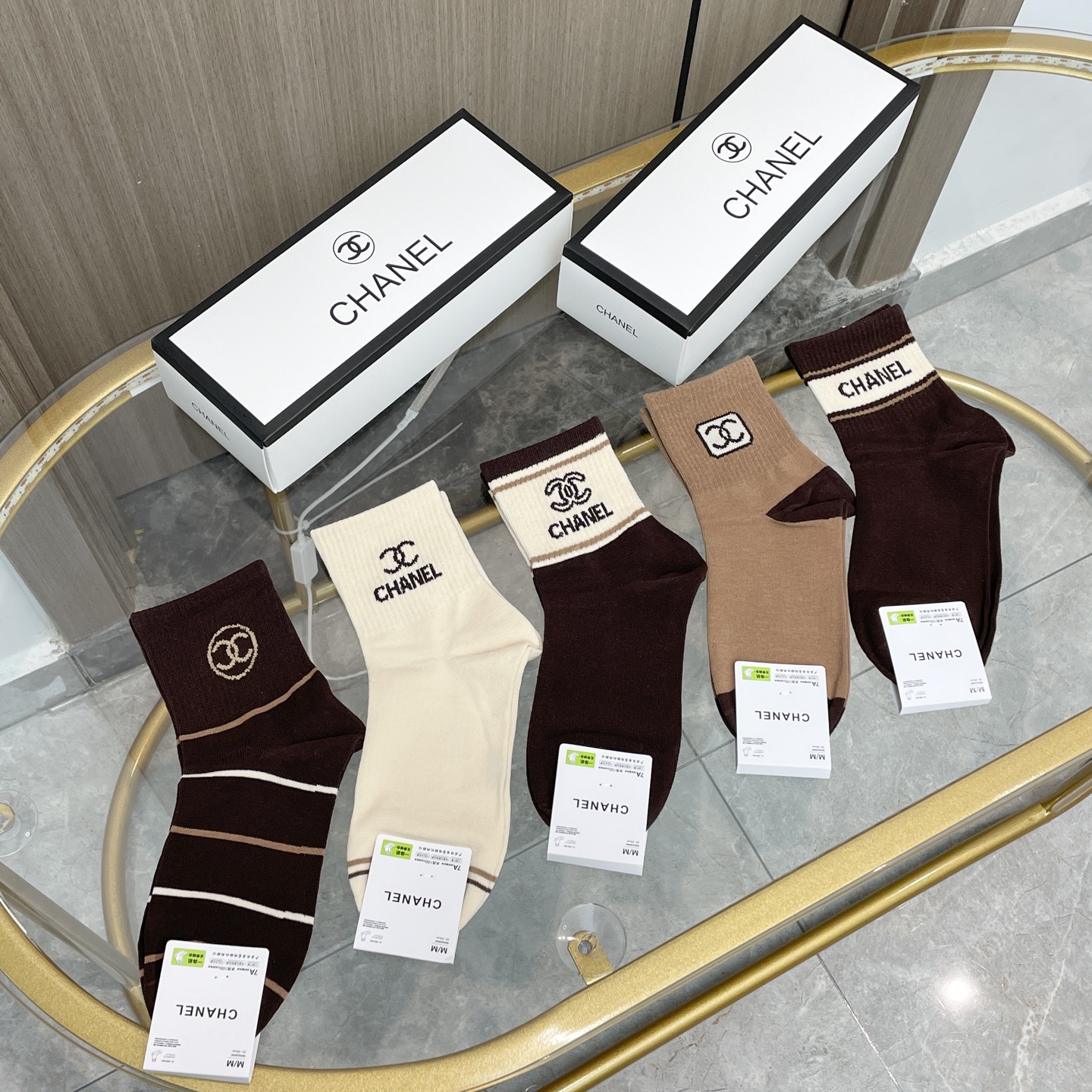 NO:584865,Comes with packaging [five pairs in a box] Chanel's popular high-end card mid-calf socks ~ Very good to see. European and American big-name mid-calf socks are indispensable for fashionistas. They are counter-purchased quality socks. They are super stylish when paired with them. They are so fashionable~~ Recommended, recommended, recommended~~ A must-have fashionable item!  !  socks, stockings, socks, chanel, chanel, socks19860909配包装【一盒五双】Chanel 香奈儿 爆款卡中筒袜高版本 ～好看到爆炸 欧美大牌中筒袜潮人必不能少的专柜代购品质 袜子 ,搭配起来超高逼格 时髦度爆表啊啊啊啊～～推荐推荐推荐～～必入时髦小单品！！袜子,丝袜,袜子,chanel,chanel,socks,accessory