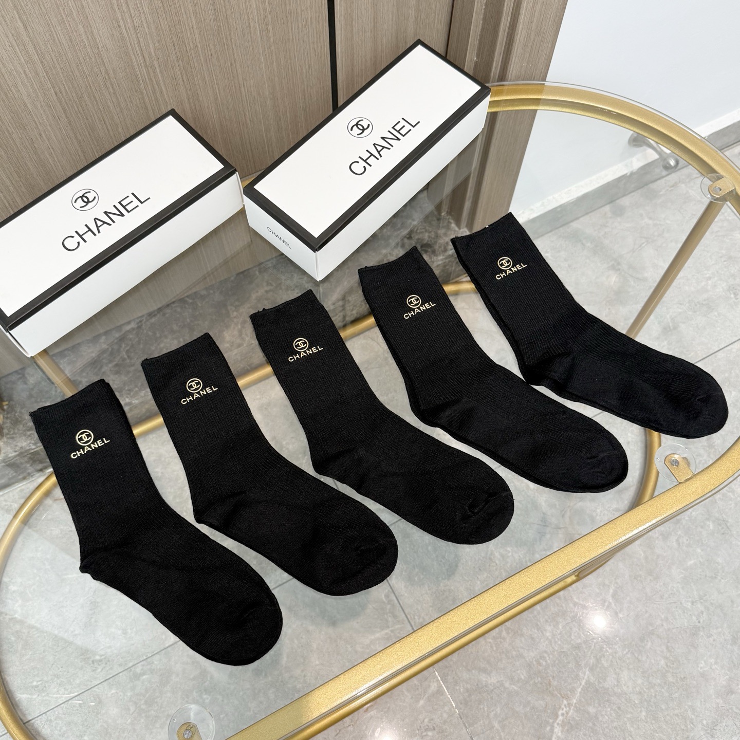 NO:584869,Comes with packaging [five pairs in a box] CHANEL Chanel high version ~ It looks so good. CHANEL socks double-needle hot-printed cashmere mid-calf socks, super soft and waxy, a must-have for fashionistas. CHANEL counter-purchased high-quality mid-calf socks, which are super stylish when paired with them. They are so fashionable~~ Recommended, recommended, recommended~~ A must-have fashionable item!  !  !  socks, stockings, socks, chanel, chanel, socks19860909配包装【一盒五双】CHANEL 香奈儿高版本 ～好看到爆炸 CHANEL 袜子双针烫印羊绒中筒袜,超软糯潮人必不能少的 CHANEL 专柜代购品质 中筒袜子 ,搭配起来超高逼格 时髦度爆表啊啊啊啊～～推荐推荐推荐～～必入时髦小单品！！！袜子,丝袜,袜子,chanel,chanel,socks,accessory