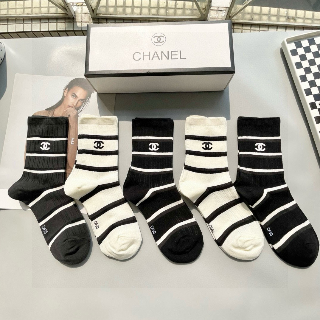 NO:584875,Comes with packaging [five pairs in a box] CHANEL Chanel Internet celebrity hot model ~ It’s so good to see the explosion. European and American big-name mid-calf socks are indispensable for fashionistas. They are high-quality counter-purchased socks. They are super stylish when paired with them. They are so fashionable~~ Recommended, recommended, recommended~~ A must-have fashionable item!  !  socks, stockings, socks, chanel, chanel, socks19860909配包装【一盒五双】CHANEL香奈儿 网红爆款 ～好看到爆炸 欧美大牌中筒袜潮人必不能少的专柜代购品质 袜子 ,搭配起来超高逼格 时髦度爆表啊啊啊啊～～推荐推荐推荐～～必入时髦小单品！！袜子,丝袜,袜子,chanel,chanel,socks,accessory