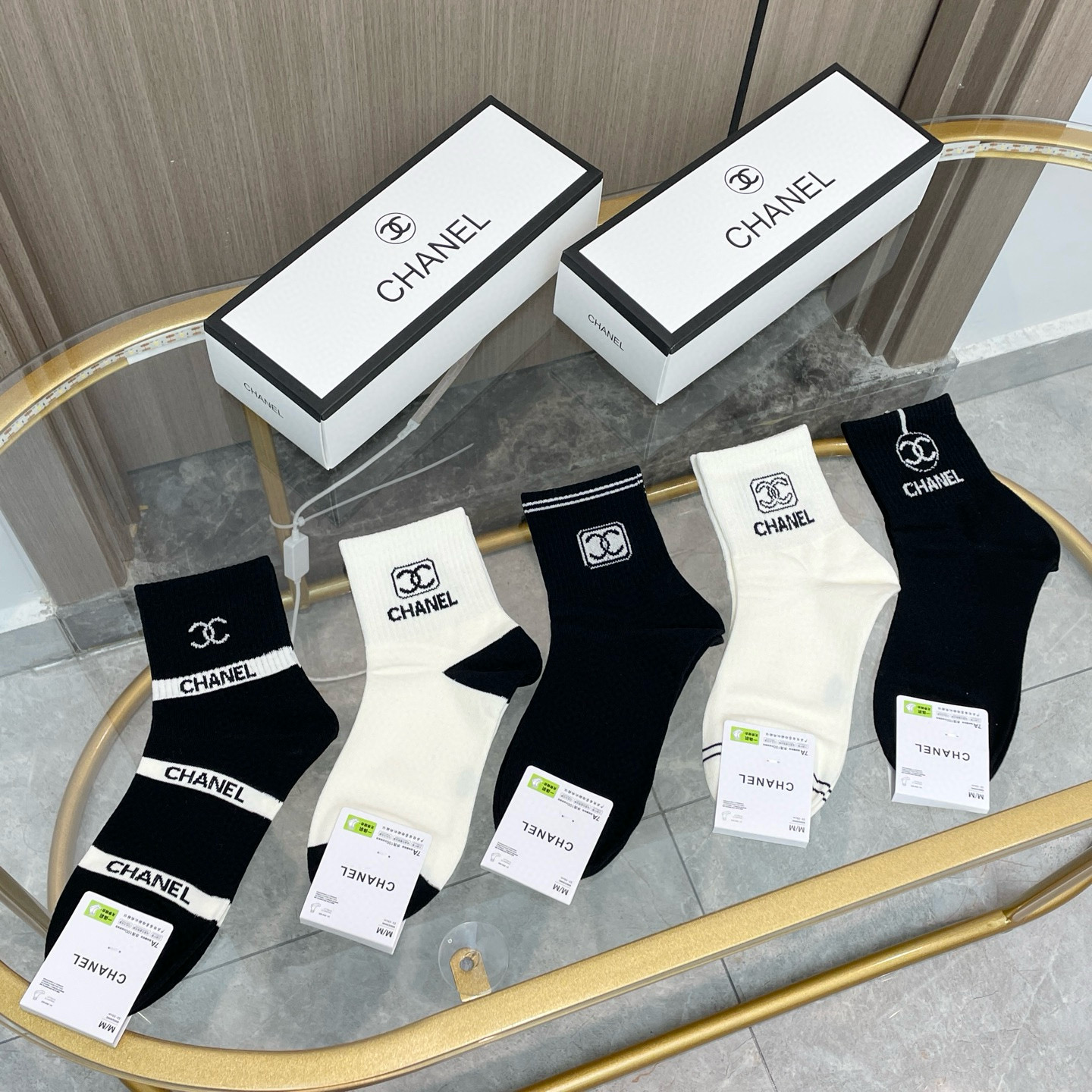 NO:584852,Comes with packaging [five pairs in a box] Chanel's popular high-end card mid-calf socks ~ Very good to see. European and American big-name mid-calf socks are indispensable for fashionistas. They are counter-purchased quality socks. They are super stylish when paired with them. They are so fashionable~~ Recommended, recommended, recommended~~ A must-have fashionable item!  !  socks, stockings, socks, chanel, chanel, socks19860909配包装【一盒五双】Chanel 香奈儿 爆款卡中筒袜高版本 ～好看到爆炸 欧美大牌中筒袜潮人必不能少的专柜代购品质 袜子 ,搭配起来超高逼格 时髦度爆表啊啊啊啊～～推荐推荐推荐～～必入时髦小单品！！袜子,丝袜,袜子,chanel,chanel,socks,accessory