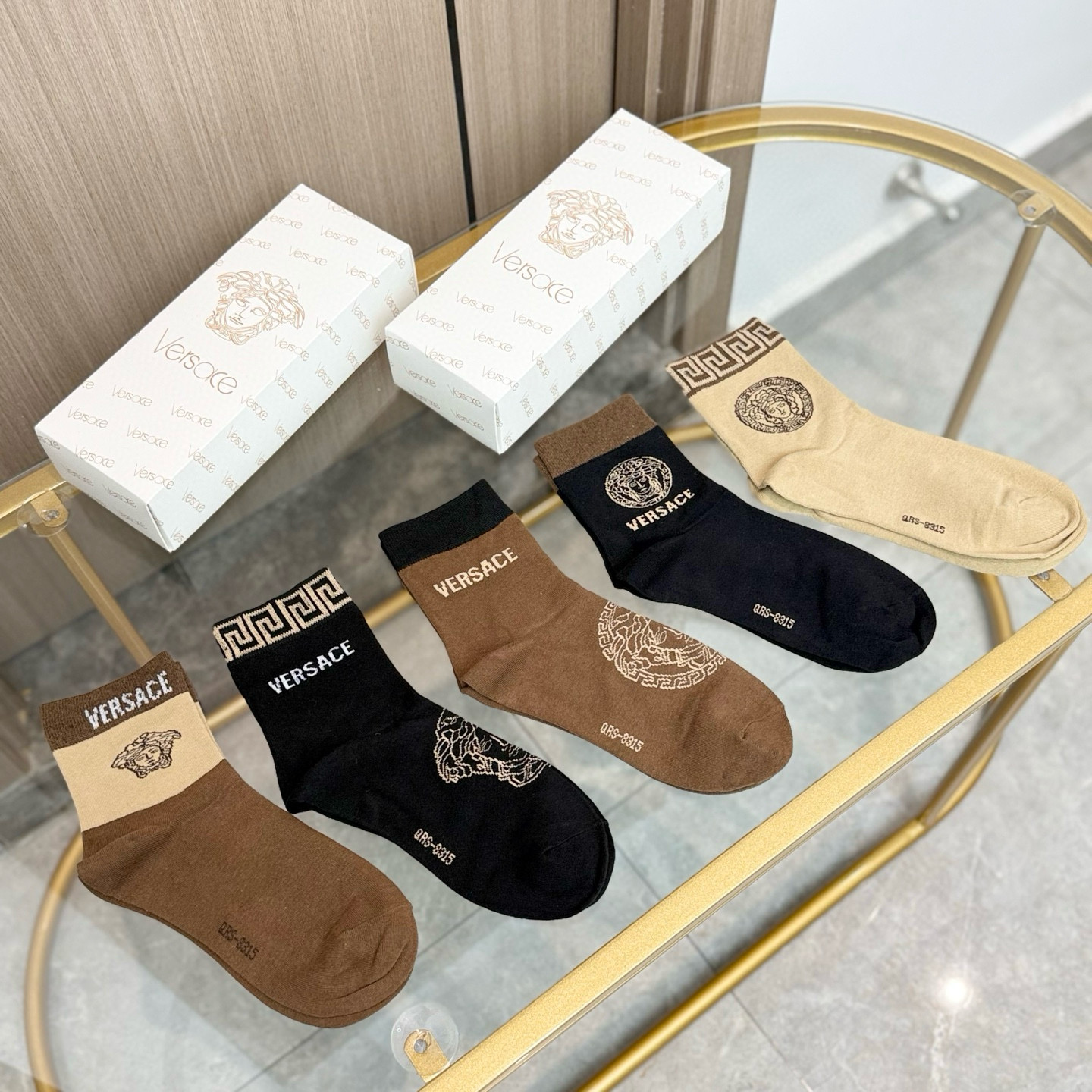 NO:584861,Comes with packaging [five pairs in a box] European and American big-name Versace, great-looking European and American big-name mid-calf socks for men, a must-have counter-purchase quality short-tube socks for trendy people, super high-end style when paired with them, extremely fashionable~~ Recommended, recommended, recommended~~ A must-have fashionable item!  !  !  socks,stockings,socks,versace,socks19860909配包装【一盒五双】欧美大牌 范思哲 好看到爆炸欧美大牌中筒袜男款潮人必不能少的专柜代购品质 短筒袜子 ,搭配起来超高逼格 时髦度爆表啊啊啊啊～～推荐推荐推荐～～必入时髦小单品！！！袜子,丝袜,袜子,versace,socks,accessory