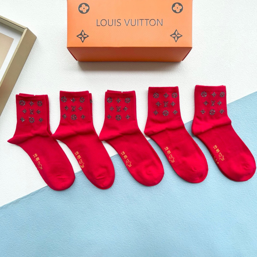 NO:584885,Comes with packaging [five pairs in a box] LV Louis Vuitton is booming during the Chinese New Year. The popular high-end mid-calf socks are a high version ~ so good to see. European and American big-name high-thigh socks are indispensable for fashionistas. They are high-quality counter-purchased socks. They are super stylish when paired with them. They are so fashionable~~ Recommended, recommended, recommended~~ A must-have fashionable item!  !  socks, stockings, socks, louis vuitton, louis vuitton, socks19860909配包装【一盒五双】LV路易威登 过年红红火火 爆款中筒筒袜高版本 ～好看到爆炸 欧美大牌高筒袜潮人必不能少的专柜代购品质 袜子 ,搭配起来超高逼格 时髦度爆表啊啊啊啊～～推荐推荐推荐～～必入时髦小单品！！袜子,丝袜,袜子,louis vuitton,louis vuitton,socks,accessory
