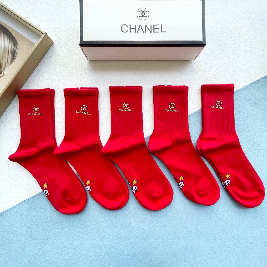 NO:584889,Comes with packaging [five pairs in a box] CHANEL Chanel’s popular Chinese New Year socks, the same style as the official website’s letter-gilded mid-length socks!  Luokou hot stamping brand abbreviation letter ins decoration, counter synchronous tube socks, big brands out on the street, fashionable people must have super matching socks, stockings, socks, chanel, chanel, socks19860909配包装【一盒五双】CHANEL香奈儿红红火火过年袜 官网同款字母烫金中长款袜子！罗口烫金品牌简称字母ins装饰,专柜同步筒袜袜子,大牌出街,潮人必备超好搭袜子,丝袜,袜子,chanel,chanel,socks,accessory