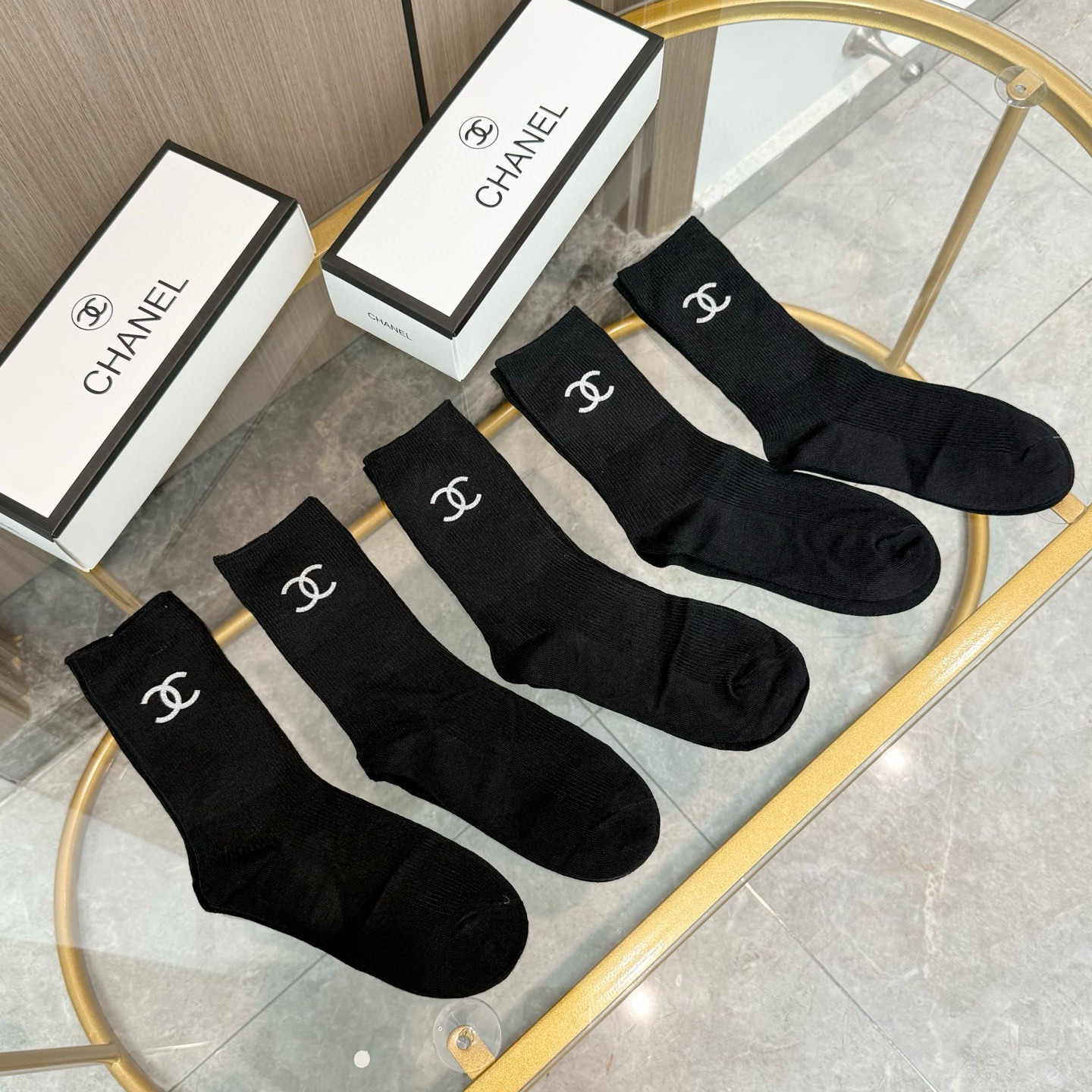 NO:584891,Comes with packaging [five pairs in a box] CHANEL Chanel high version ~ It looks so good. CHANEL socks double-needle hot-printed cashmere mid-calf socks, super soft and waxy, a must-have for fashionistas. CHANEL counter-purchased high-quality mid-calf socks, which are super stylish when paired with them. They are so fashionable~~ Recommended, recommended, recommended~~ A must-have fashionable item!  !  !  socks, stockings, socks, chanel, chanel, socks19860909配包装【一盒五双】CHANEL 香奈儿高版本 ～好看到爆炸 CHANEL 袜子双针烫印羊绒中筒袜,超软糯潮人必不能少的 CHANEL 专柜代购品质 中筒袜子 ,搭配起来超高逼格 时髦度爆表啊啊啊啊～～推荐推荐推荐～～必入时髦小单品！！！袜子,丝袜,袜子,chanel,chanel,socks,accessory
