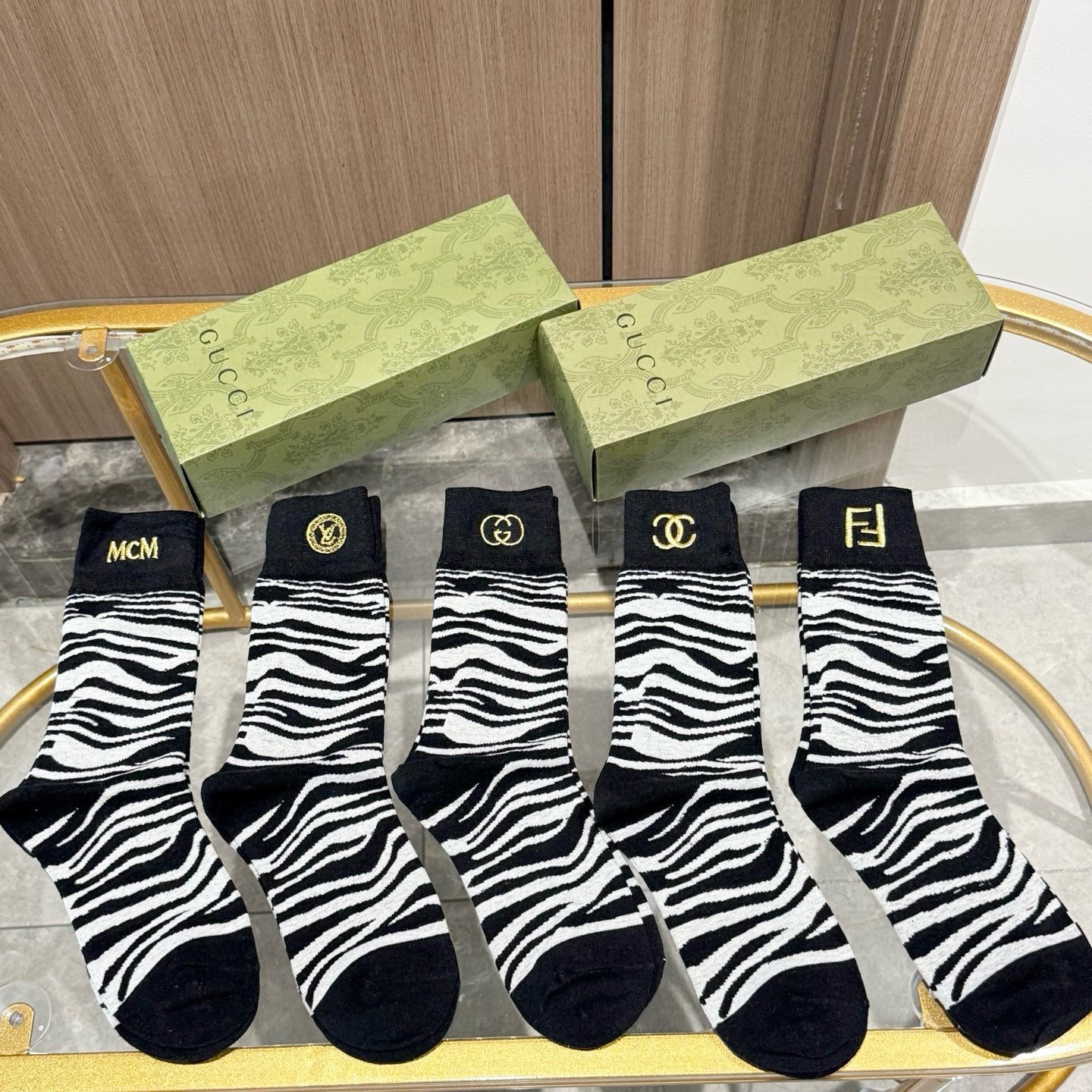 NO:584892,Comes with packaging [five pairs in one box] high-end versions of big-name European and American brands ~ Look great. Embroidered stockings, super soft and waxy, a must-have for trendy people. Counter-purchased quality stockings, super stylish when paired with them. Very fashionable~~ Recommended, recommended, recommended~~ A must-have fashionable item!  !  !  socks, stockings, socks, socks19860909配包装【一盒五双】欧美大牌高版本 ～好看到爆炸 袜子刺绣长筒袜,超软糯潮人必不能少的 专柜代购品质 长筒袜子 ,搭配起来超高逼格 时髦度爆表啊啊啊啊～～推荐推荐推荐～～必入时髦小单品！！！袜子,丝袜,袜子,socks,accessory