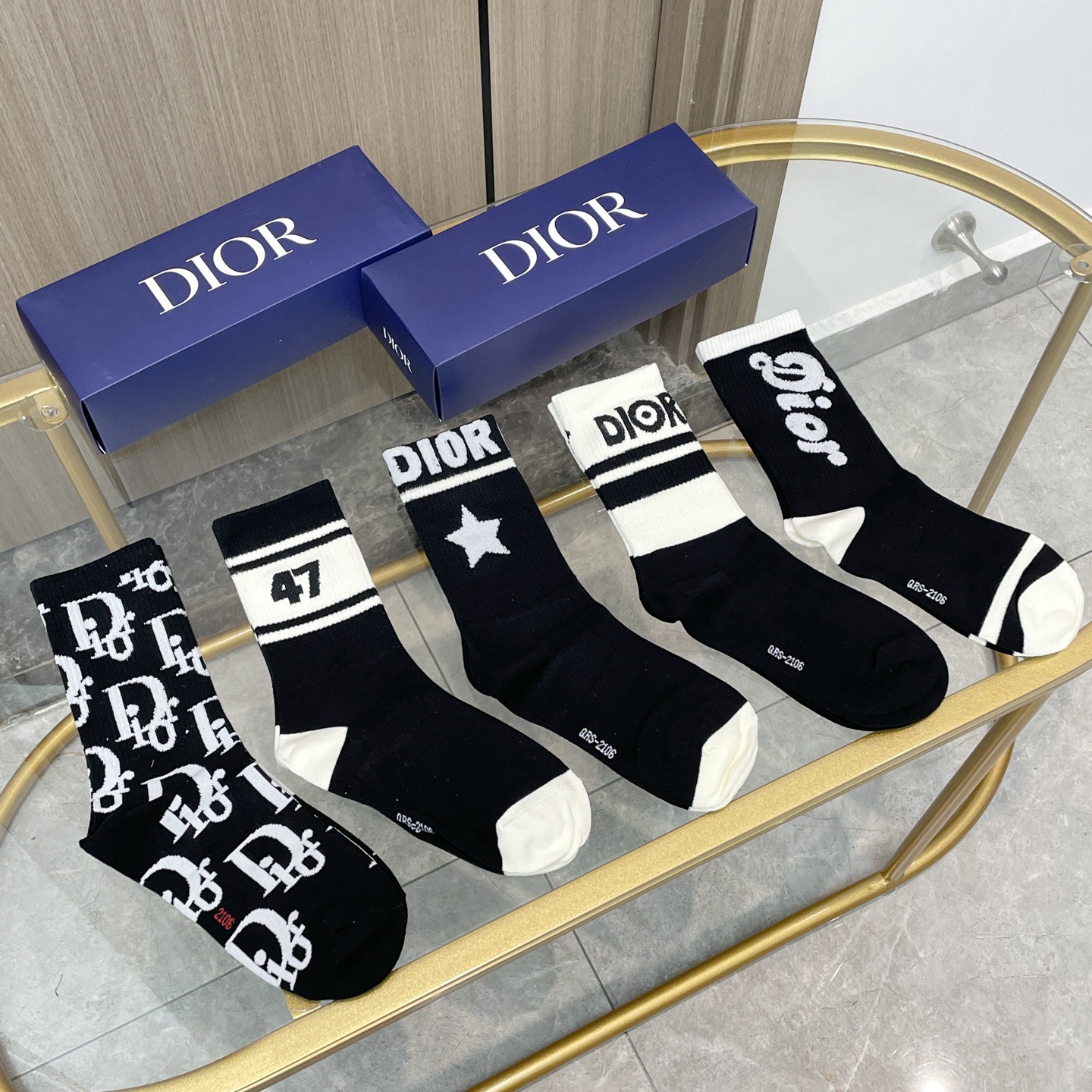 NO:585356,Comes with packaging [five pairs in a box] European and American big-name Dior Dior. The high-quality high-high socks for men and women from European and American big-name brands are indispensable for fashionistas. They are super high-quality when paired with them. They are so fashionable~~ Recommended, recommended, recommended~~ A must-have fashionable item!  !  !  socks, stockings, socks, dior, dior, socks19860909配包装【一盒五双】欧美大牌 Dior迪奥 好看到爆炸欧美大牌高筒袜男女款潮人必不能少的专柜代购品质高筒袜子 ,搭配起来超高逼格 时髦度爆表啊啊啊啊～～推荐推荐推荐～～必入时髦小单品！！！袜子,丝袜,袜子,dior,dior,socks,accessory