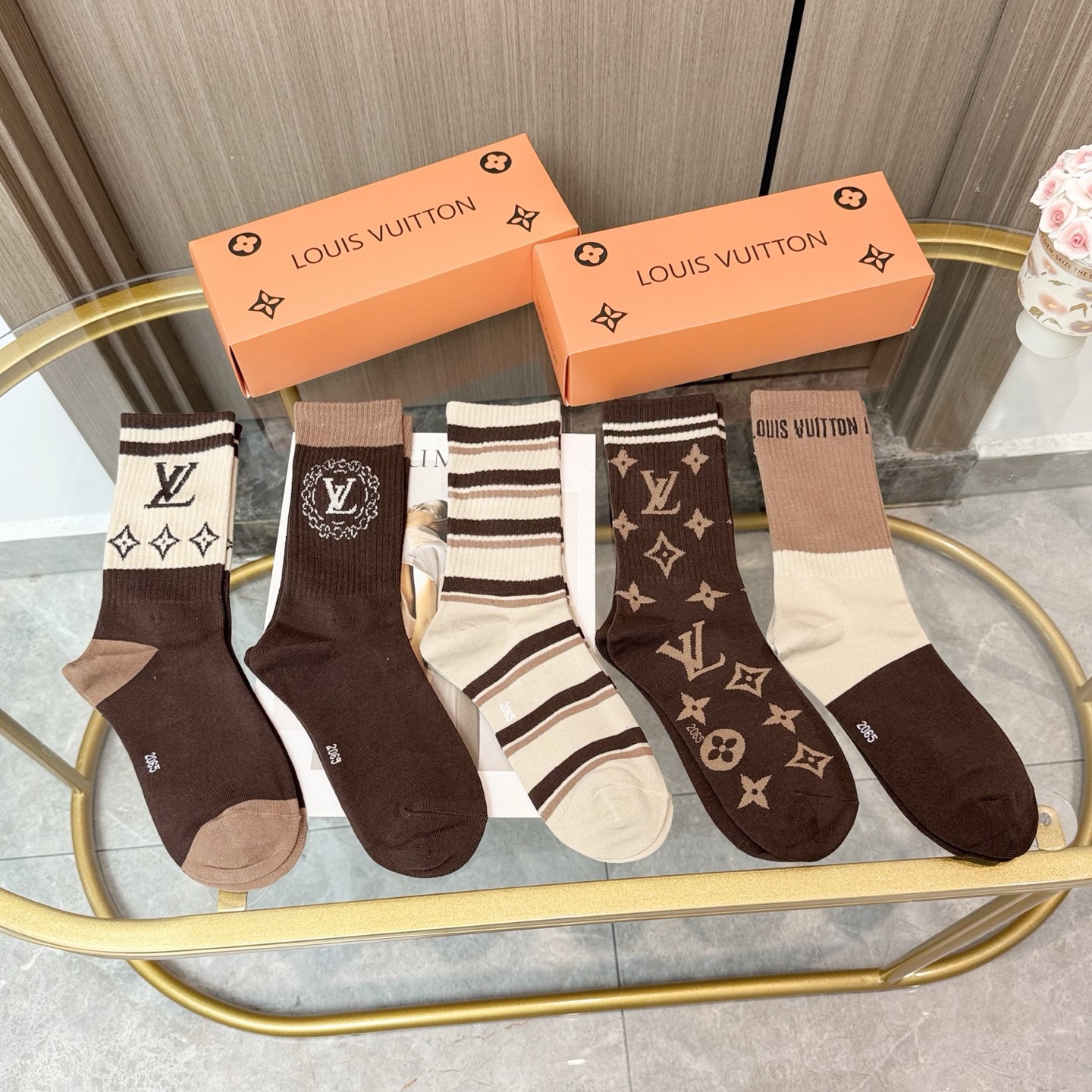 NO:585368,Comes with packaging [five pairs in a box] LV Louis Vuitton's hot-selling high version of stockings ~ very good to see. European and American big-name stockings are essential counter-purchase quality socks for fashionistas. They match with super high-end styles and are extremely fashionable~~ Recommended, recommended, recommended~~ A must-have fashionable item!  !  socks, stockings, socks, louis vuitton, louis vuitton, socks19860909配包装【一盒五双】LV 路易威登 爆款 长筒袜高版本 ～好看到爆炸 欧美大牌长筒袜潮人必不能少的专柜代购品质 袜子 ,搭配起来超高逼格 时髦度爆表啊啊啊啊～～推荐推荐推荐～～必入时髦小单品！！袜子,丝袜,袜子,louis vuitton,louis vuitton,socks,accessory