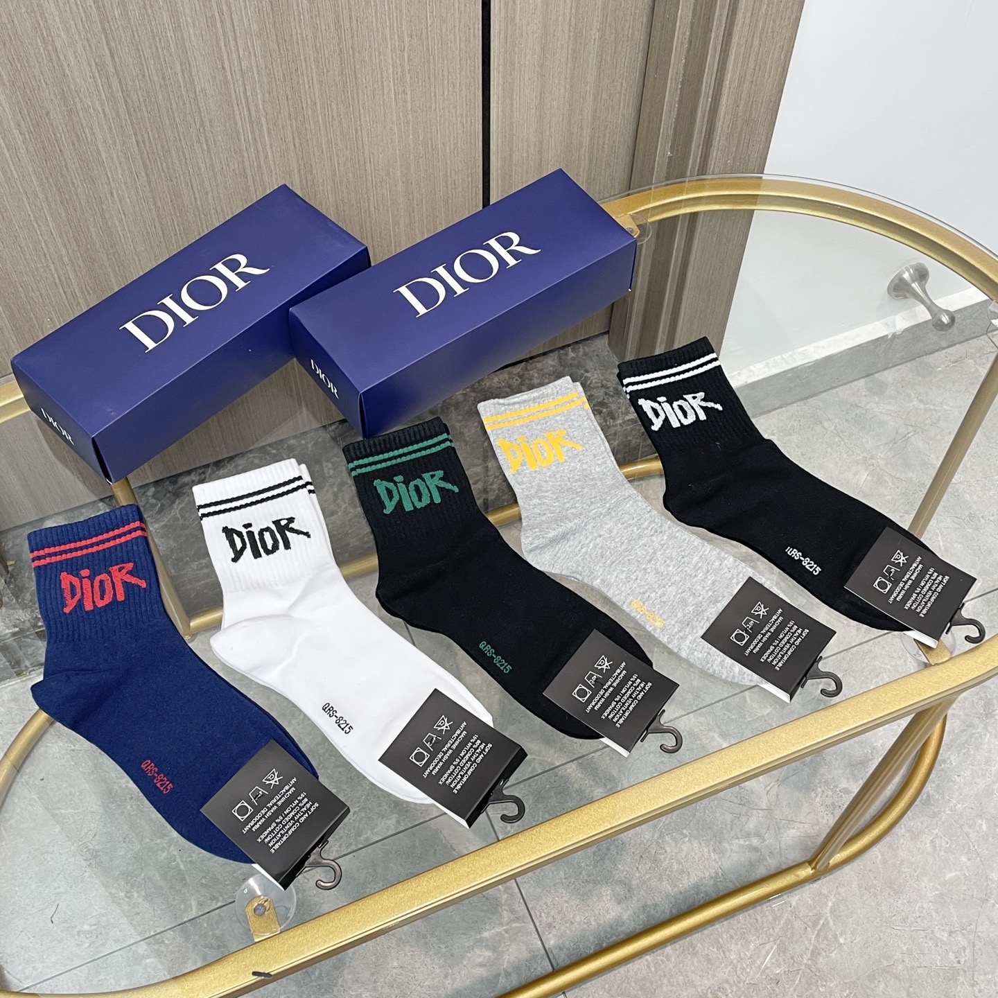 NO:585385,Comes with packaging [five pairs in a box] Dior Dior, a big-name European and American brand. The mid-calf socks for men and women from big-name European and American brands are indispensable for fashionistas. They are a must-have high-quality counter-purchased high-top socks. They look super stylish when paired together. They are so fashionable~~ Recommended, recommended, recommended~~ A must-have fashionable item!  !  !  socks, stockings, socks, dior, dior, socks19860909配包装【一盒五双】欧美大牌 Dior迪奥 好看到爆炸欧美大牌中筒袜男女款潮人必不能少的专柜代购品质高筒袜子 ,搭配起来超高逼格 时髦度爆表啊啊啊啊～～推荐推荐推荐～～必入时髦小单品！！！袜子,丝袜,袜子,dior,dior,socks,accessory