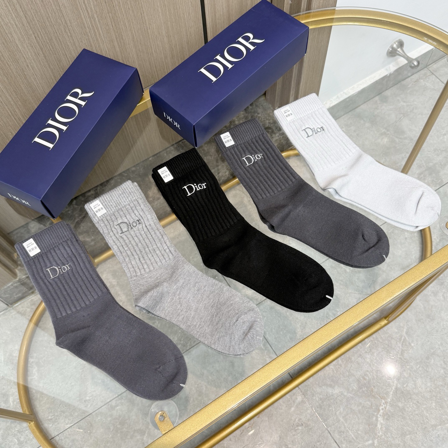 NO:585376,Comes with packaging [five pairs in a box] DIOR Dior high version ~ Look great. Dior socks embroidered cashmere socks, super soft and waxy, a must-have for fashionistas. Dior counter-purchased quality mid-calf socks, super stylish when paired with them, extremely fashionable~~ Recommended, recommended, recommended~~ A must-have fashionable item!  !  !  socks, stockings, socks, dior, dior, socks19860909配包装【一盒五双】DIOR 迪奥高版本 ～好看到爆炸 Dior 袜子刺绣羊绒袜,超软糯潮人必不能少的 Dior 专柜代购品质 中筒袜子 ,搭配起来超高逼格 时髦度爆表啊啊啊啊～～推荐推荐推荐～～必入时髦小单品！！！袜子,丝袜,袜子,dior,dior,socks,accessory