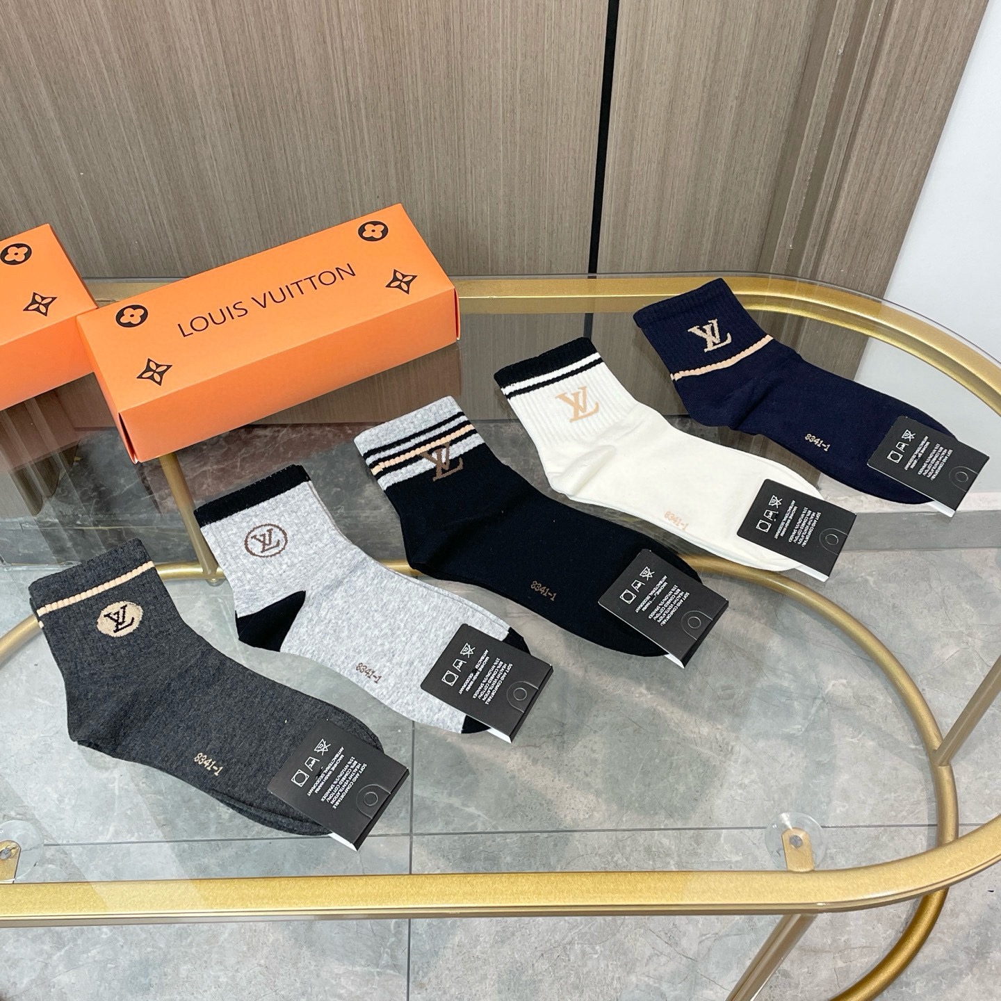 NO:585393,Comes with packaging [five pairs in a box] LV Louis Vuitton's popular mid-calf socks, high version ~ good to see. European and American big-name mid-calf socks are indispensable for fashionistas. They are counter-purchased quality socks. They are super stylish when paired together. They are so fashionable~~ Recommended, recommended, recommended~~ A must-have fashionable item!  !  socks, stockings, socks, louis vuitton, louis vuitton, socks19860909配包装【一盒五双】LV 路易威登 爆款 中筒袜高版本 ～好看到爆炸 欧美大牌中筒袜潮人必不能少的专柜代购品质 袜子 ,搭配起来超高逼格 时髦度爆表啊啊啊啊～～推荐推荐推荐～～必入时髦小单品！！袜子,丝袜,袜子,louis vuitton,louis vuitton,socks,accessory