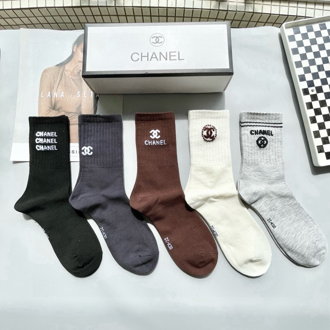 NO:585423,Comes with packaging [five pairs in a box] Chanel's popular high-socks high version ~ very good to see. European and American big-name high-socks are indispensable for fashionistas. High-quality socks purchased from counters. They are super stylish when paired with them. They are so fashionable~~ Recommended, recommended, recommended~~ A must-have fashionable item!  !  socks, stockings, socks, chanel, chanel, socks19860909配包装【一盒五双】Chanel 香奈儿 爆款高筒袜高版本 ～好看到爆炸 欧美大牌高筒袜潮人必不能少的专柜代购品质 袜子 ,搭配起来超高逼格 时髦度爆表啊啊啊啊～～推荐推荐推荐～～必入时髦小单品！！袜子,丝袜,袜子,chanel,chanel,socks,accessory