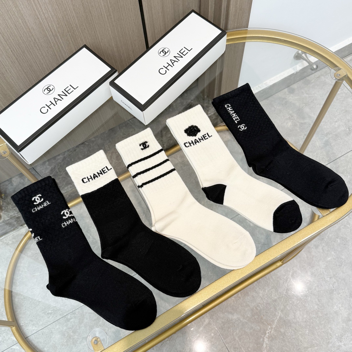 NO:585448,[Five pairs in a box] CHANEL Chanel high-end version ~ Good-looking, explosive little fragrance socks and cashmere socks, super soft and waxy, a must-have for fashionistas. CHANEL counter-purchased quality mid-calf socks, super high-end style when paired together, extremely fashionable~~ Recommended, recommended, recommended~~ A must-have fashionable item!  !  !  socks, stockings, socks, chanel, chanel, socks19860909【一盒五双】CHANEL香奈儿高版本 ～好看到爆炸小香 袜子羊绒袜,超软糯潮人必不能少的CHANEL专柜代购品质 中筒袜子 ,搭配起来超高逼格 时髦度爆表啊啊啊啊～～推荐推荐推荐～～必入时髦小单品！！！袜子,丝袜,袜子,chanel,chanel,socks,accessory