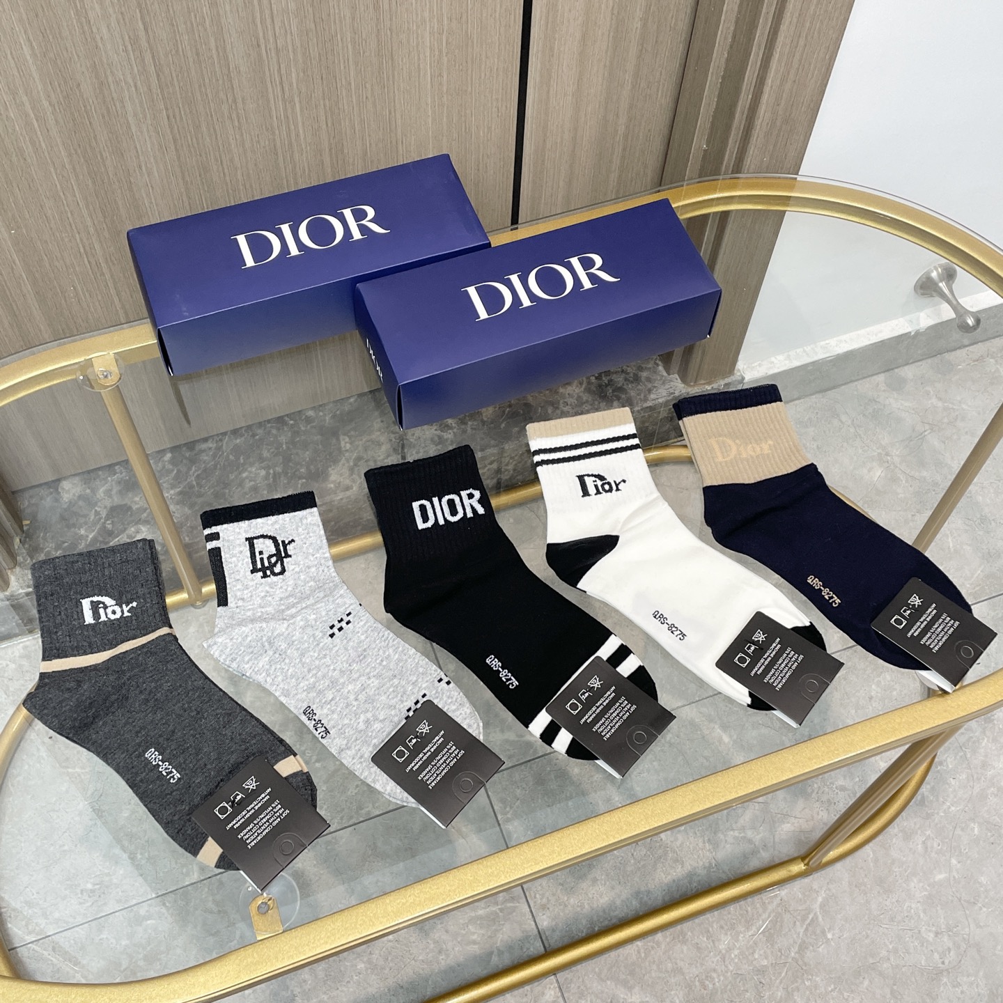 NO:585952,Comes with packaging [five pairs in a box] Dior Dior, a big-name European and American brand. The mid-calf socks for men and women from big-name European and American brands are indispensable for fashionistas. They are a must-have high-quality counter-purchased high-top socks. They look super stylish when paired together. They are so fashionable~~ Recommended, recommended, recommended~~ A must-have fashionable item!  !  !  socks, stockings, socks, dior, dior, socks19860909配包装【一盒五双】欧美大牌 Dior迪奥 好看到爆炸欧美大牌中筒袜男女款潮人必不能少的专柜代购品质高筒袜子 ,搭配起来超高逼格 时髦度爆表啊啊啊啊～～推荐推荐推荐～～必入时髦小单品！！！袜子,丝袜,袜子,dior,dior,socks,accessory