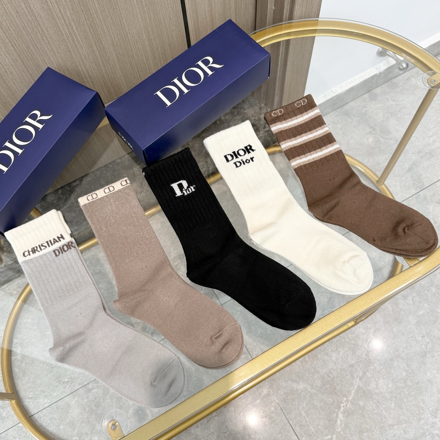 NO:585963,Comes with packaging [five pairs in a box] DIOR Dior high version ~ Look great. Dior socks cashmere socks, super soft and waxy, a must-have for fashionistas. Dior counter-purchased quality mid-calf socks, super stylish when paired with them, extremely fashionable~~ Recommended, recommended, recommended~~ A must-have fashionable item!  !  !  socks, stockings, socks, dior, dior, socks19860909配包装【一盒五双】DIOR 迪奥高版本 ～好看到爆炸 Dior 袜子羊绒袜,超软糯潮人必不能少的 Dior 专柜代购品质 中筒袜子 ,搭配起来超高逼格 时髦度爆表啊啊啊啊～～推荐推荐推荐～～必入时髦小单品！！！袜子,丝袜,袜子,dior,dior,socks,accessory
