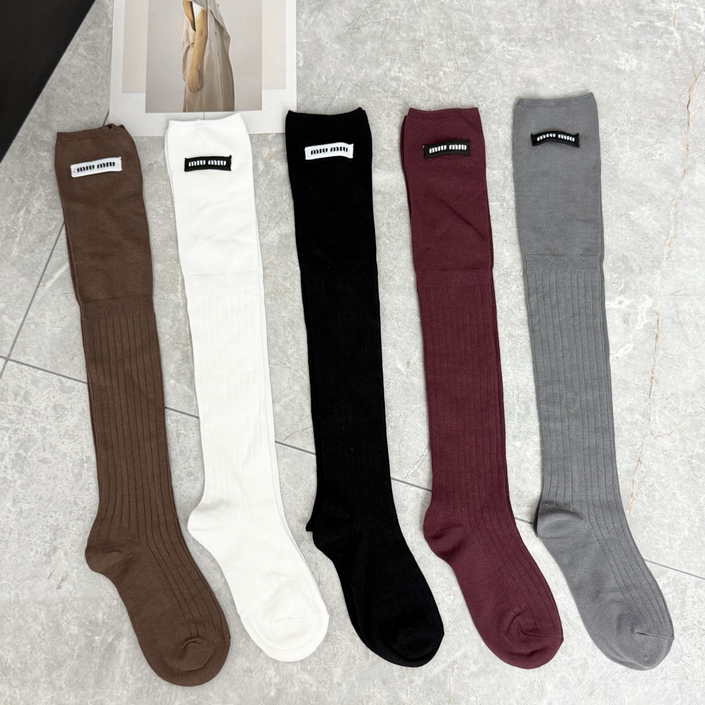 NO:585965,Comes with packaging [one pair in one box] MIUMIU · Miu Miu's super popular Internet celebrity socks Miaojia official website synchronized letter over-the-knee calf socks, recommended by ins stars and Internet celebrities, extremely popular pure cotton material, light, soft and breathable, suitable for all seasons, European and American big-name street essential socks, stockings, socks, miumiu, socks19860909配包装【一盒一双】MIUMIU · 缪缪超级爆款网红袜子缪家官网同步字母过膝小腿袜,ins明星网红推荐火爆至极纯棉材质,轻薄柔软透气,四季通用,欧美大牌街头必备袜子,丝袜,袜子,miumiu,socks,accessory