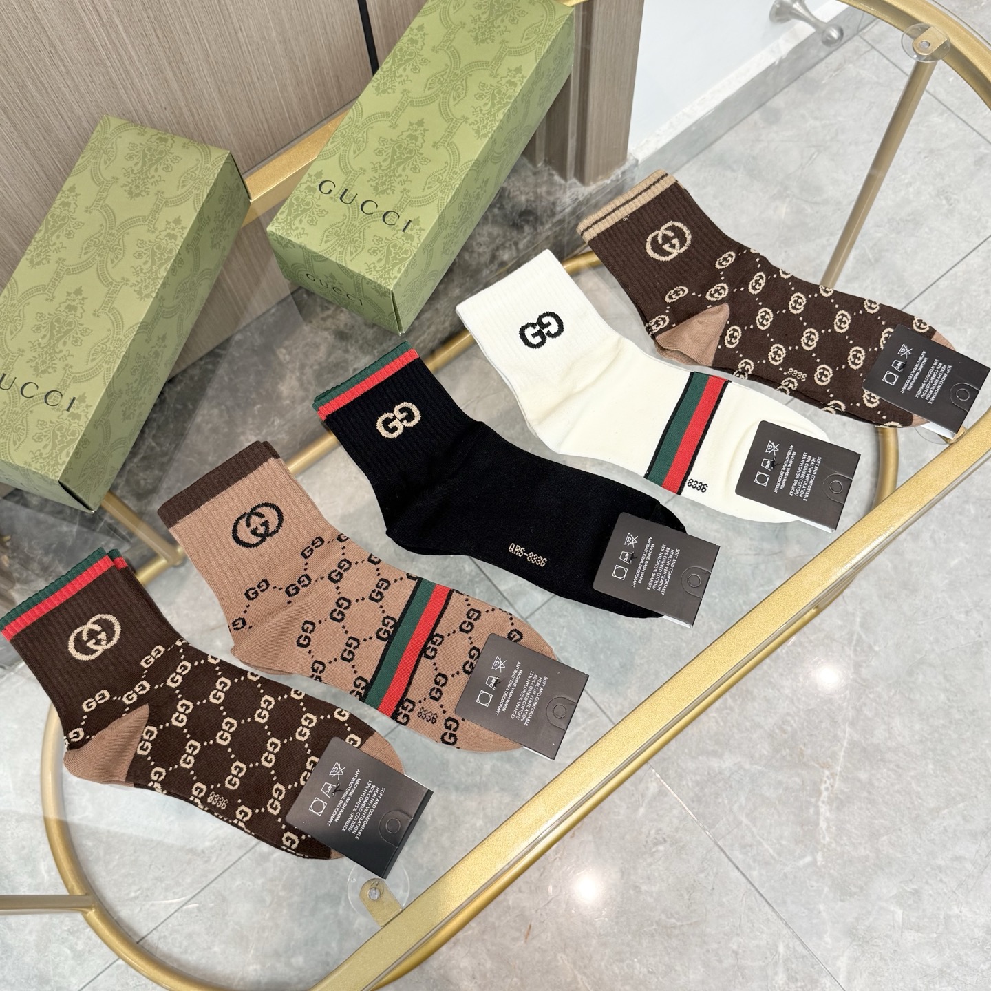 NO:585967,Comes with packaging [five pairs in a box] Gucci Gucci. It is a must-have counter-purchase quality mid-calf socks for fashionistas from big-name European and American brands. They are super stylish when paired with them. They are so fashionable~~ Recommended, recommended, recommended~~ A must-have fashionable item!  !  !  socks, stockings, socks, gucci, socks19860909配包装【一盒五双】Gucci 古奇 好看到爆炸欧美大牌中筒袜潮人必不能少的专柜代购品质 中筒袜子 ,搭配起来超高逼格 时髦度爆表啊啊啊啊～～推荐推荐推荐～～必入时髦小单品！！！袜子,丝袜,袜子,gucci,socks,accessory