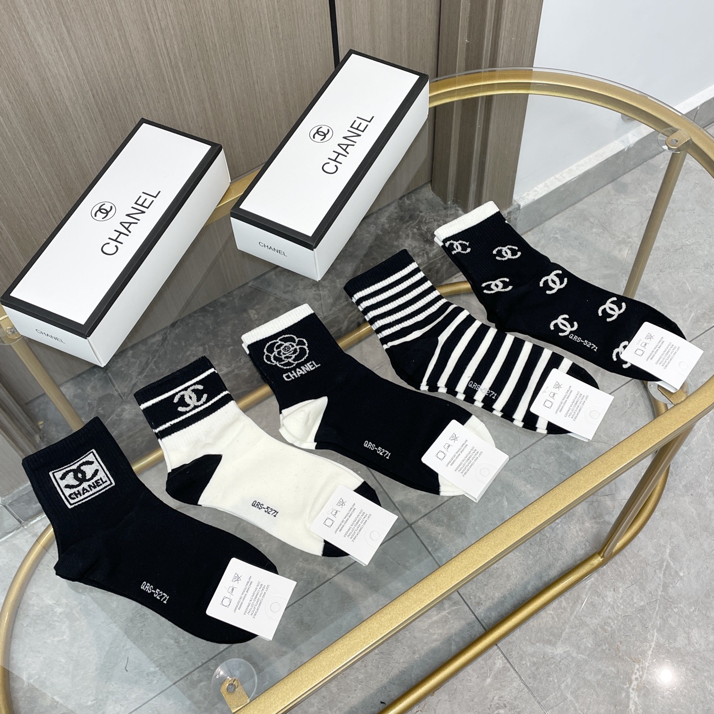 NO:585964,Comes with packaging [five pairs in a box] Chanel's popular high-end card mid-calf socks ~ Very good to see. European and American big-name mid-calf socks are indispensable for fashionistas. They are counter-purchased quality socks. They are super stylish when paired with them. They are so fashionable~~ Recommended, recommended, recommended~~ A must-have fashionable item!  !  socks, stockings, socks, chanel, chanel, socks19860909配包装【一盒五双】Chanel 香奈儿 爆款卡中筒袜高版本 ～好看到爆炸 欧美大牌中筒袜潮人必不能少的专柜代购品质 袜子 ,搭配起来超高逼格 时髦度爆表啊啊啊啊～～推荐推荐推荐～～必入时髦小单品！！袜子,丝袜,袜子,chanel,chanel,socks,accessory