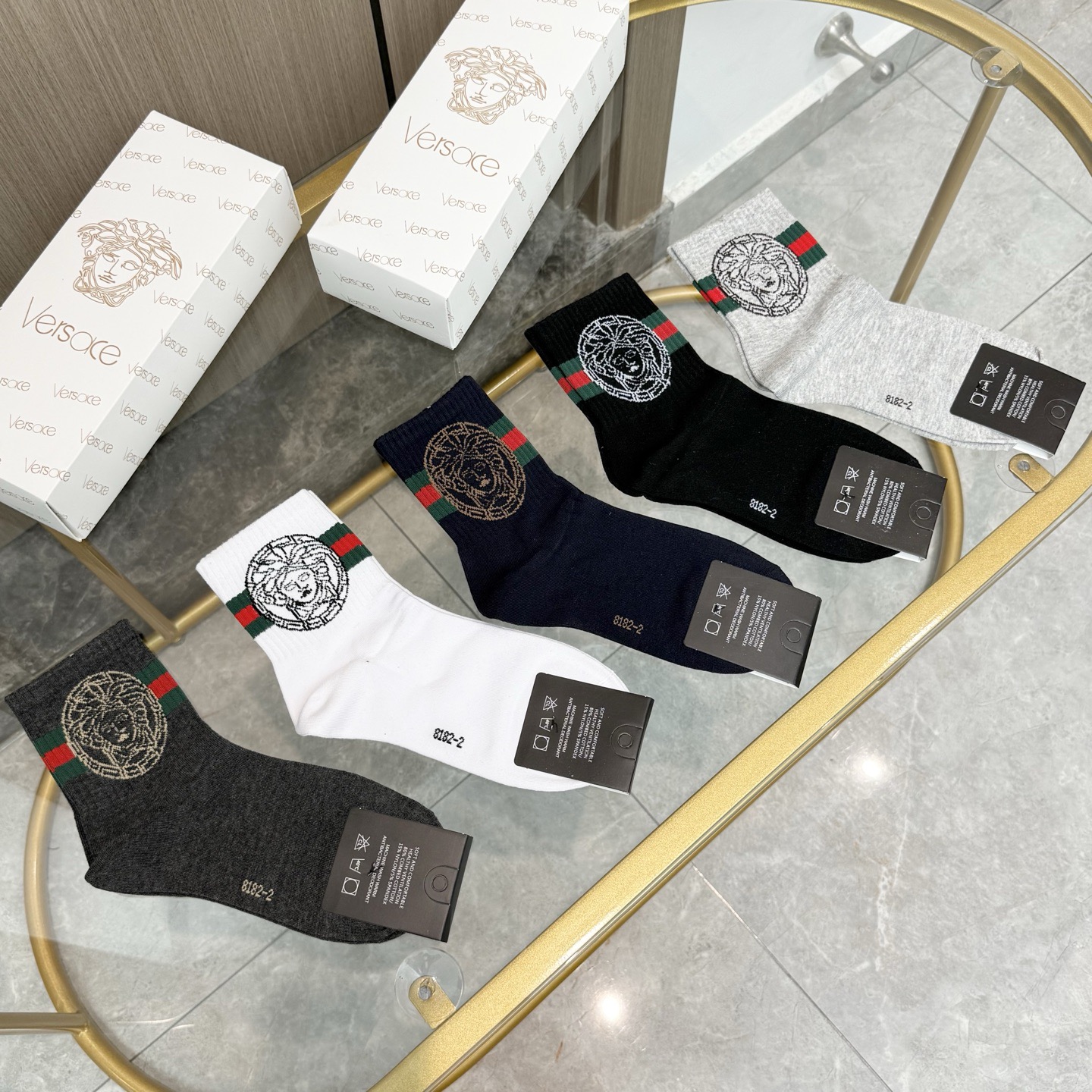 NO:585970,Comes with packaging [five pairs in a box] European and American big-name Versace, great-looking European and American big-name mid-calf socks for men, a must-have counter-purchase quality short-tube socks for trendy people, super high-end style when paired with them, extremely fashionable~~ Recommended, recommended, recommended~~ A must-have fashionable item!  !  !  socks,stockings,socks,versace,socks19860909配包装【一盒五双】欧美大牌 范思哲 好看到爆炸欧美大牌中筒袜男款潮人必不能少的专柜代购品质 短筒袜子 ,搭配起来超高逼格 时髦度爆表啊啊啊啊～～推荐推荐推荐～～必入时髦小单品！！！袜子,丝袜,袜子,versace,socks,accessory