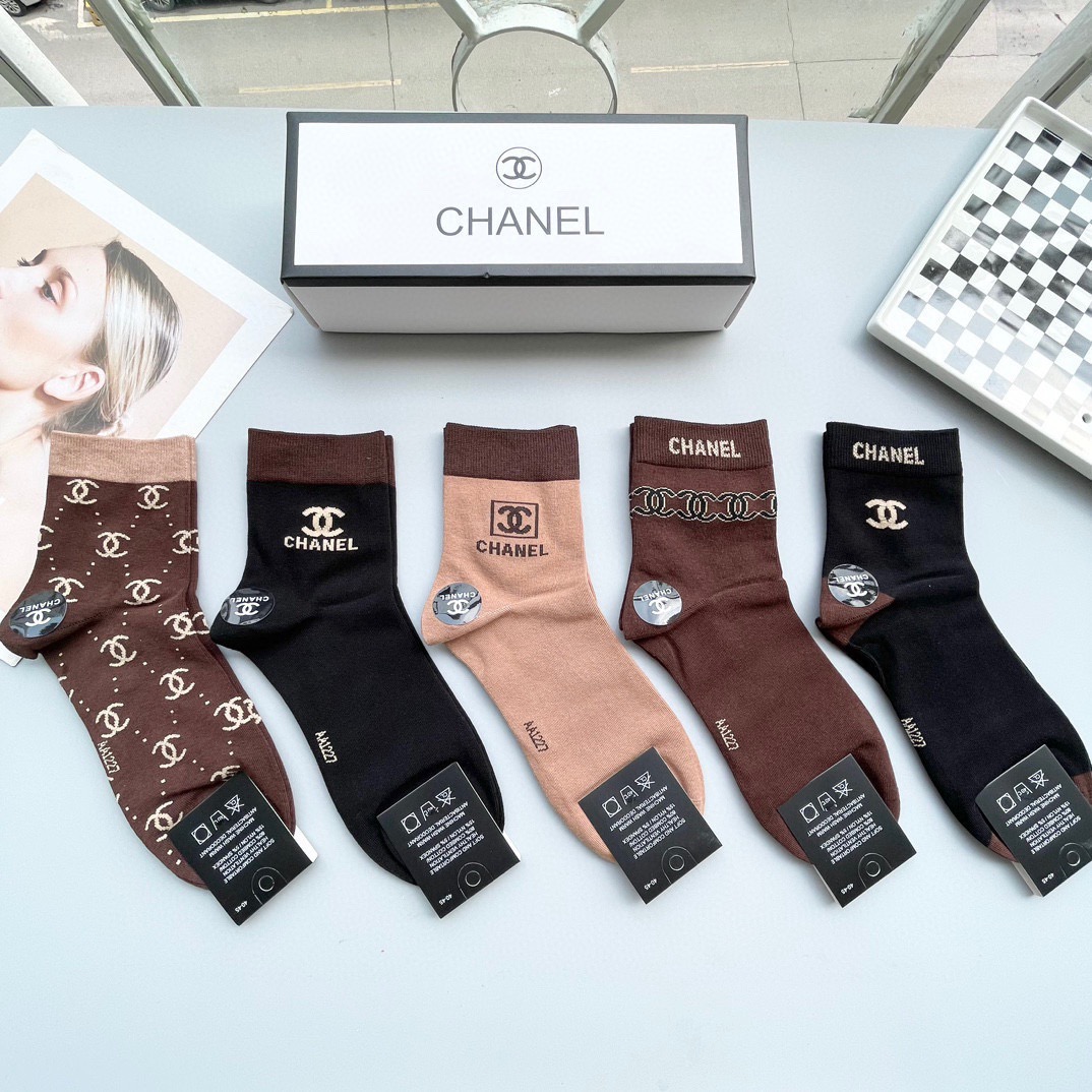 NO:586032,Comes with packaging [five pairs in a box] Chanel's high-end version of the popular mid-calf socks ~ very good to see. European and American big-name mid-calf socks are indispensable for fashionistas. They are counter-purchased quality socks. They are super stylish when paired with them. They are so fashionable~~ Recommended, recommended, recommended~~ A must-have fashionable item!  !  socks, stockings, socks, chanel, chanel, socks19860909配包装【一盒五双】Chanel 香奈儿 爆款中筒袜高版本 ～好看到爆炸 欧美大牌中筒袜潮人必不能少的专柜代购品质 袜子 ,搭配起来超高逼格 时髦度爆表啊啊啊啊～～推荐推荐推荐～～必入时髦小单品！！袜子,丝袜,袜子,chanel,chanel,socks,accessory