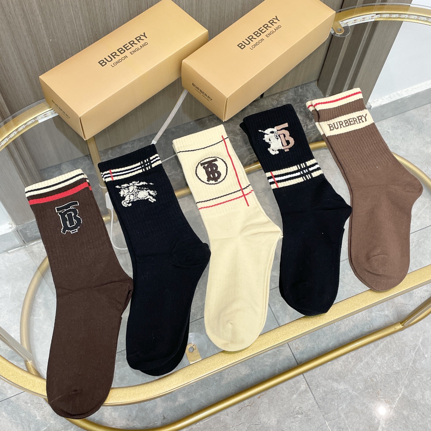 NO:586073,Comes with packaging [five pairs in a box] the latest embroidered TB socks at Burberry counters, synchronized mid-length socks at Bajia counters, classic War Horse Internet celebrity hot socks, INS high-end trendy socks, super eye-catching colors, super beautiful in kind, super hot ins small items, big names out on the street, fashionable people must-have super matching socks, stockings, socks, burberry, burberry, socks19860909配包装【一盒五双】巴宝莉专柜最新款刺绣TB袜子巴家专柜同步中长袜,经典战马网红爆款袜子INS高端潮袜超抢眼色系,实物超漂亮,ins超火爆小单品,大牌出街,潮人必备超好搭袜子,丝袜,袜子,burberry,burberry,socks,accessory