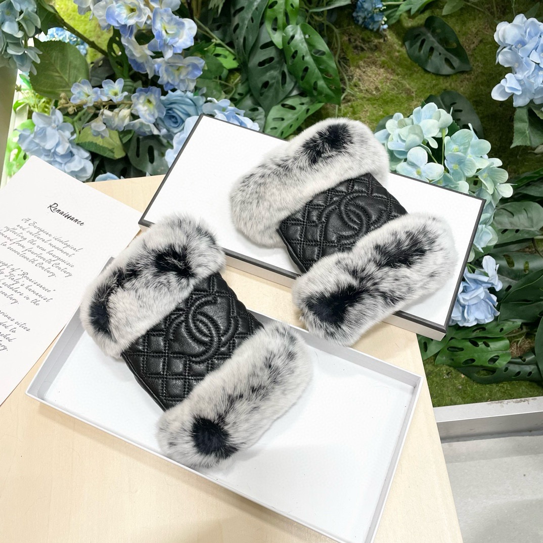 NO:602464,With packaging, Chanel's new autumn and winter short lazy rabbit fur sheepskin embroidered gloves are worth comparing the same model with different qualities, and instantly kill the poor products in the market. Imported first-grade sheepskin, lazy rabbit fur with velvet inside, a classic and timeless style. If you like it, you can buy it. This kind of quality can be used next year after using it this year. [Happy] [Happy] [Happy] Comes with box, one-size-fits-all gloves, gloves, chanel, sheepskin, gloves19860909配包装女款香奈儿新款秋冬短款懒兔毛羊皮刺绣手套值得对比同款不同品质,秒杀市场差产品,进口一级羊皮懒兔毛内里加绒 经典不过时款.喜欢可以入手了,这种品质的今年用了明年还能用 [愉快][愉快][愉快]配盒子均码手套,手套,chanel,sheepskin,gloves,accessory