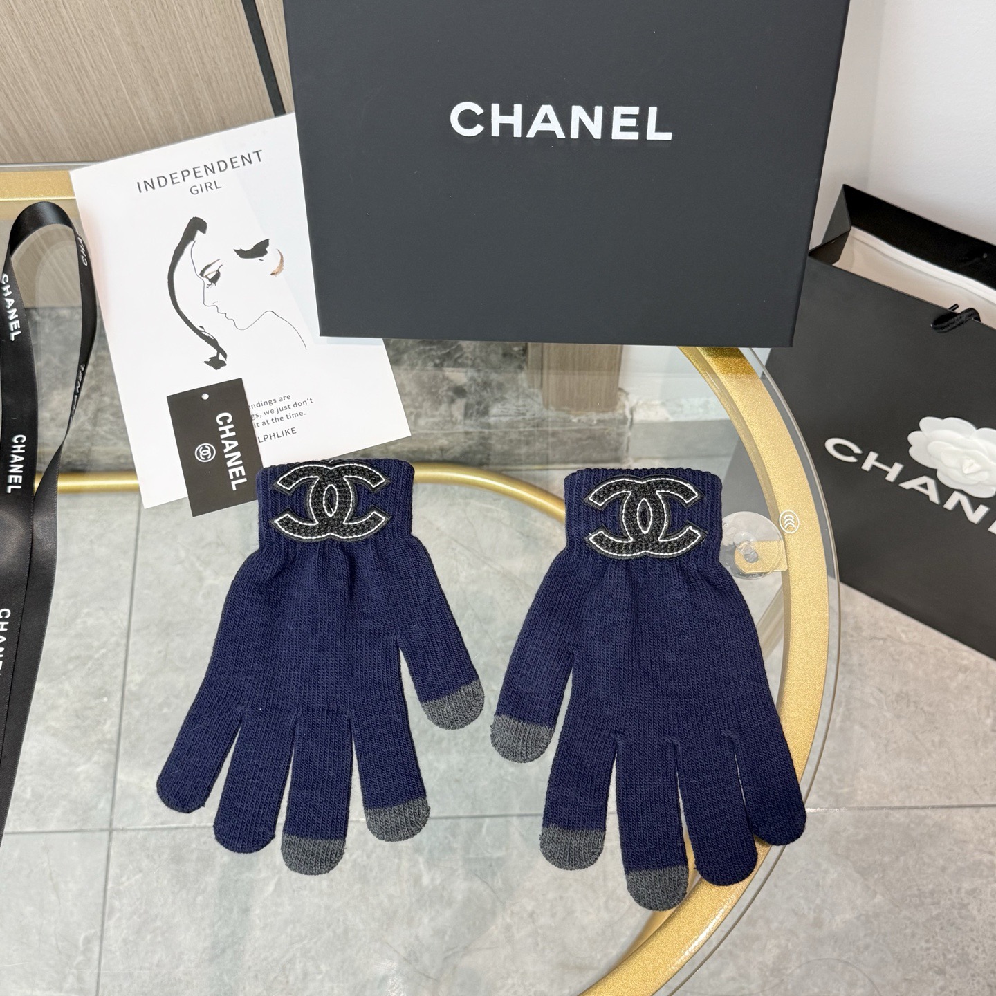 NO:602479,With packaging, the popular CHANEL autumn and winter wool knitted gloves solid color series are popular this autumn and winter. Every color is super beautiful. It looks great with a cashmere coat. Three-dimensional tailoring. Smooth lines. Comfortable to wear. Fashion design is very versatile. Fits the hand. One size fits all. Gloves, gloves, chanel, chanel, gloves19860909配包装 爆款 CHANEL香奈儿秋冬羊毛针织手套纯色系列今年秋冬大火每色都超好看 搭配羊绒大衣绝美 立体版型剪裁 线条流畅 佩戴舒适 时尚设计非常百搭 贴合手型 尺码均码 手套,手套,chanel,chanel,gloves,accessory