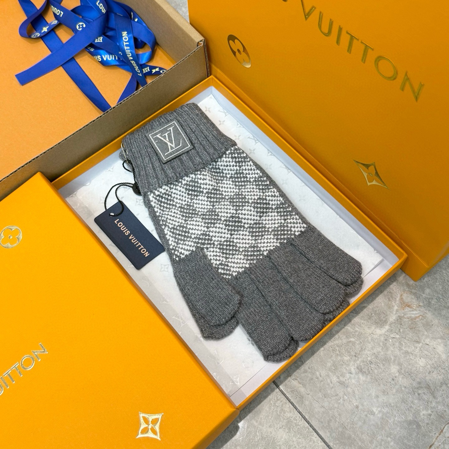 NO:602481,Comes with packaging LV Louis Vuitton's new autumn and winter wool knitted gloves checkerboard solid color series is a big hit this autumn and winter. Every color is super beautiful. It looks great with a cashmere coat. Three-dimensional tailoring. Smooth lines. Comfortable to wear. Fingerless design is more convenient. Fits the hand. One size fits all. Gloves, gloves, louis vuitton, louis vuitton, gloves19860909配包装 LV路易威登新款秋冬羊毛针织手套棋格纯色系列今年秋冬大火 每色都超好看 搭配羊绒大衣绝美 立体版型剪裁 线条流畅 佩戴舒适 露指设计更加方便 贴合手型 尺码均码手套,手套,louis vuitton,louis vuitton,gloves,accessory