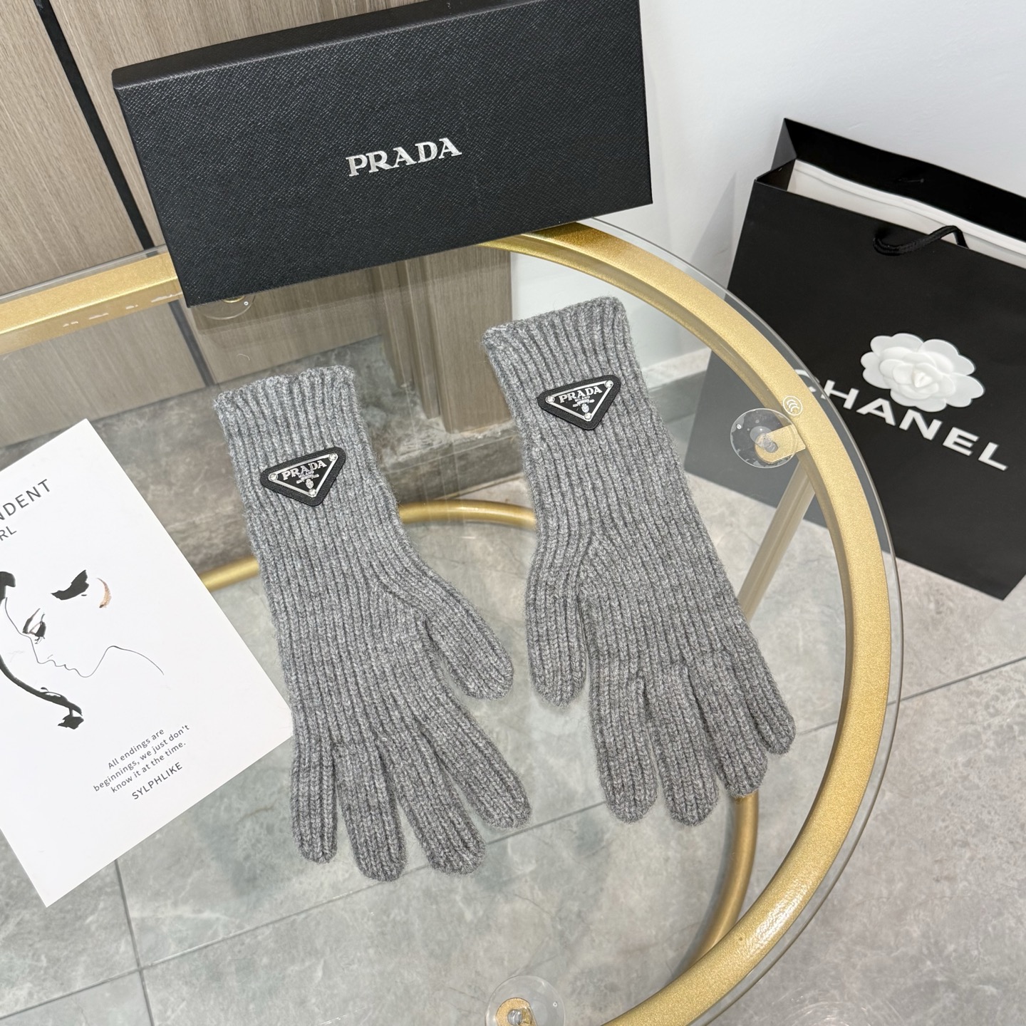 NO:602485,With packaging, the popular PRADA autumn and winter wool knitted gloves solid color series are hot this autumn and winter. Every color is super beautiful. It looks great with a cashmere coat. Three-dimensional tailoring. Smooth lines. Comfortable to wear. Fashionable design is very versatile. Fits the hand. One size fits all. Gloves, gloves, prada, prada, gloves19860909配包装 爆款PRADA普拉达 秋冬羊毛针织手套纯色系列今年秋冬大火 每色都超好看 搭配羊绒大衣绝美 立体版型剪裁 线条流畅 佩戴舒适 时尚设计非常百搭 贴合手型 尺码均码手套,手套,prada,prada,gloves,accessory