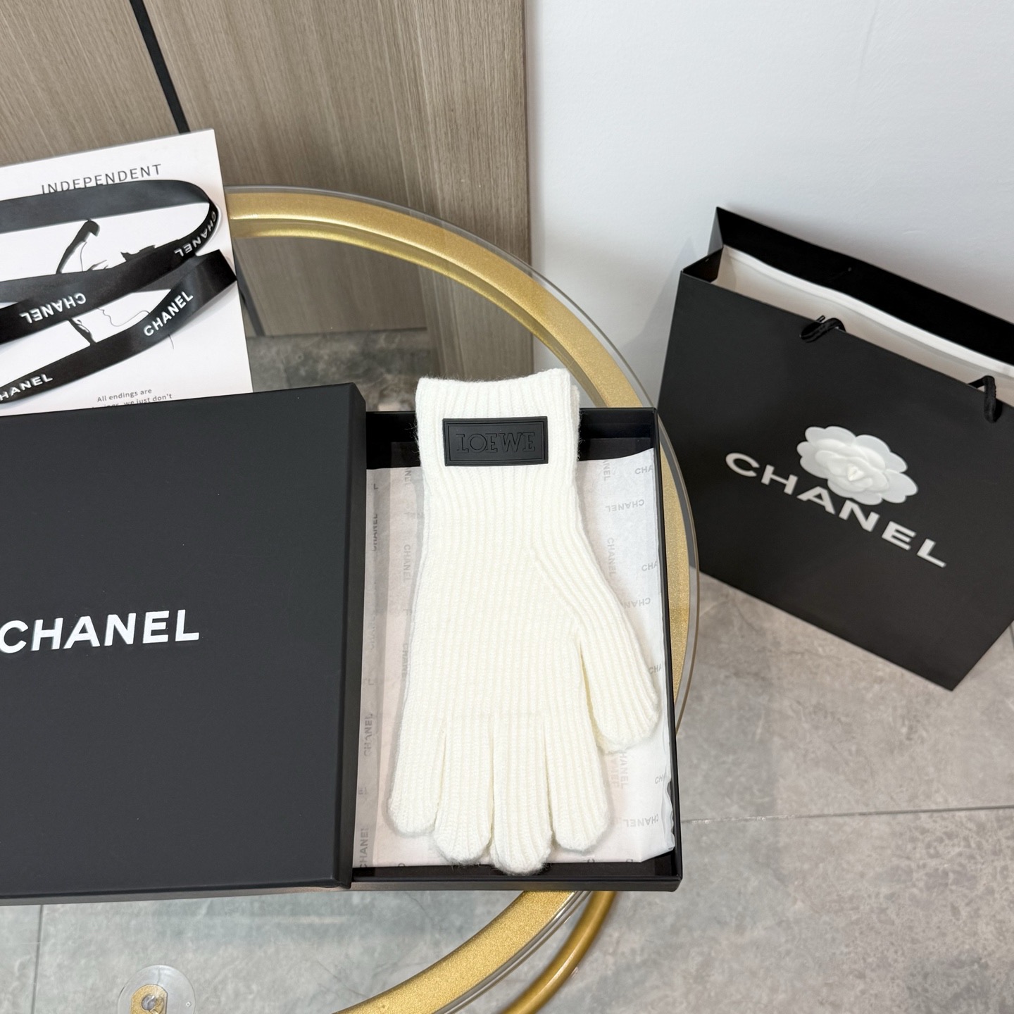 NO:602488,With packaging, the popular LOEWE Autumn and Winter wool knitted gloves solid color series are popular this autumn and winter. Every color is super beautiful. It looks great with a cashmere coat. Three-dimensional tailoring. Smooth lines. Comfortable to wear. Fashionable design is very versatile. Fits the hand. One-size-fits-all gloves, gloves, loewe, loewe, gloves19860909配包装 爆款LOEWE罗意威 秋冬羊毛针织手套纯色系列今年秋冬大火 每色都超好看 搭配羊绒大衣绝美 立体版型剪裁 线条流畅 佩戴舒适 时尚设计非常百搭 贴合手型 尺码均码手套,手套,loewe,loewe,gloves,accessory