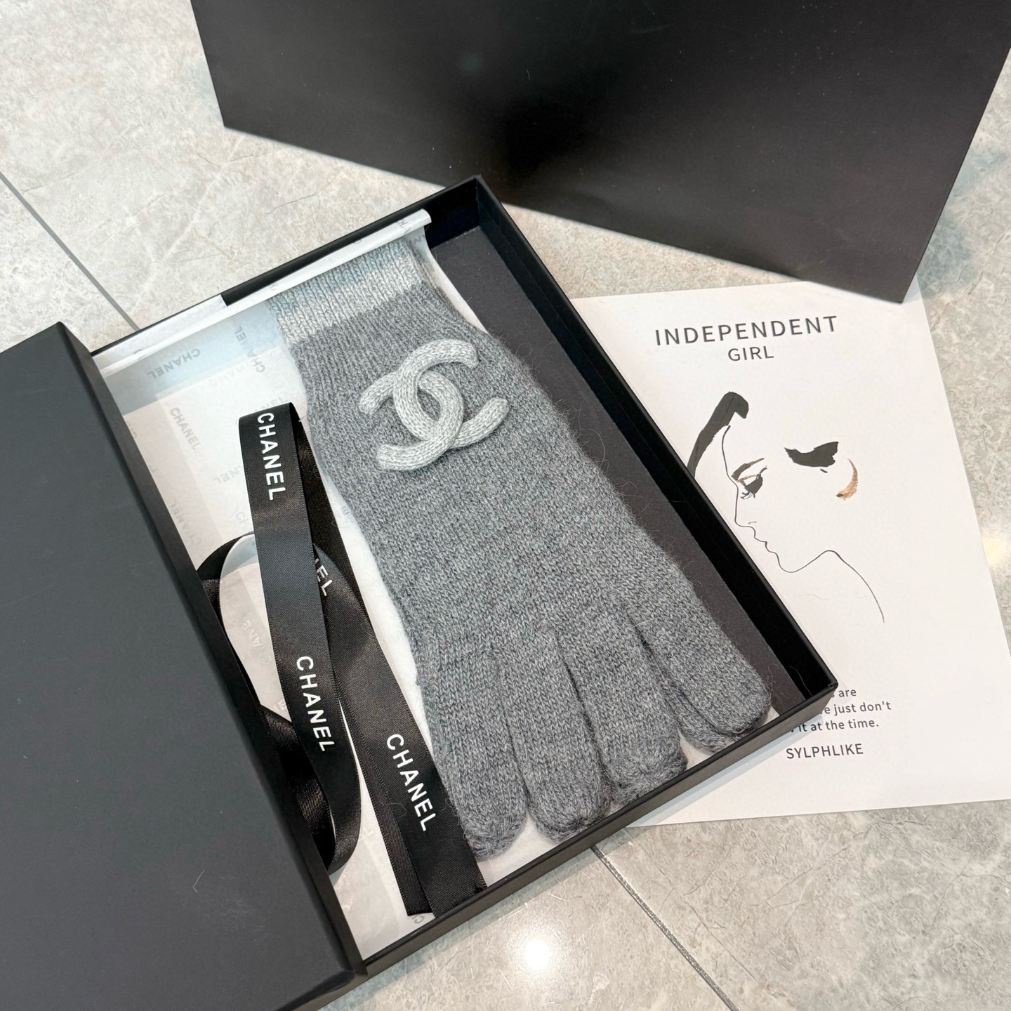 NO:602512,With packaging, the popular CHANEL autumn and winter wool knitted gloves solid color series are popular this autumn and winter. Every color is super beautiful. It looks great with a cashmere coat. Three-dimensional tailoring. Smooth lines. Comfortable to wear. Fashionable design is very versatile. Fits the hand. One size fits all. Gloves, gloves, chanel, chanel, gloves19860909配包装 爆款CHANEL香奈儿秋冬羊毛针织手套纯色系列今年秋冬大火 每色都超好看 搭配羊绒大衣绝美 立体版型剪裁 线条流畅 佩戴舒适 时尚设计非常百搭 贴合手型 尺码均码 手套,手套,chanel,chanel,gloves,accessory