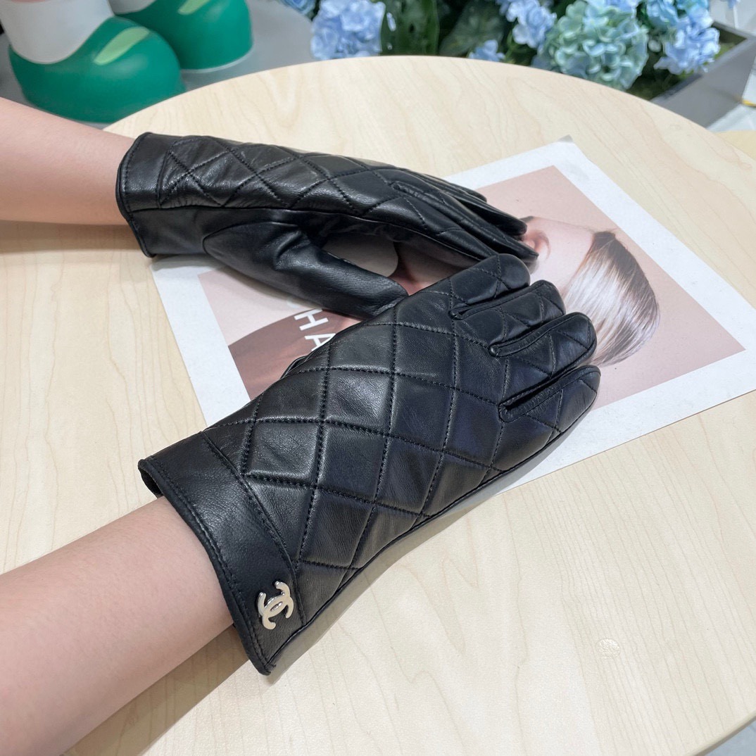 NO:602502,With packaging, women's new exclusive first touch screen gloves. Chanel Chanel [original order quality] official website syncs with women's new high-end sheepskin gloves. The goddess's first choice. Don't miss 100% imported sheepskin. The leather is fine and soft. Pay attention to the imported sheepskin with its unique feel. The cashmere lining is more warm. Butterfly Double C goddess Jimei must have top-notch workmanship. No details are spared. Authentic open version. One-to-one at the counter. One-size-fits-all gloves, gloves, chanel, chanel, sheepskin, gloves.19860909配包装女款新款独家首发触屏手套 Chanel香奈儿【原单品质】官网同步女士新款高档羊皮手套女神首选 不可错过百分百选用进口羊皮 皮质细腻柔软 认准进口羊皮特有手感羊绒内里保暖更佳 蝴蝶双C女神集美们必备顶级做工任何细节都不放过正品开版 专柜一比一 码数均码手套,手套,chanel,chanel,sheepskin,gloves,accessory