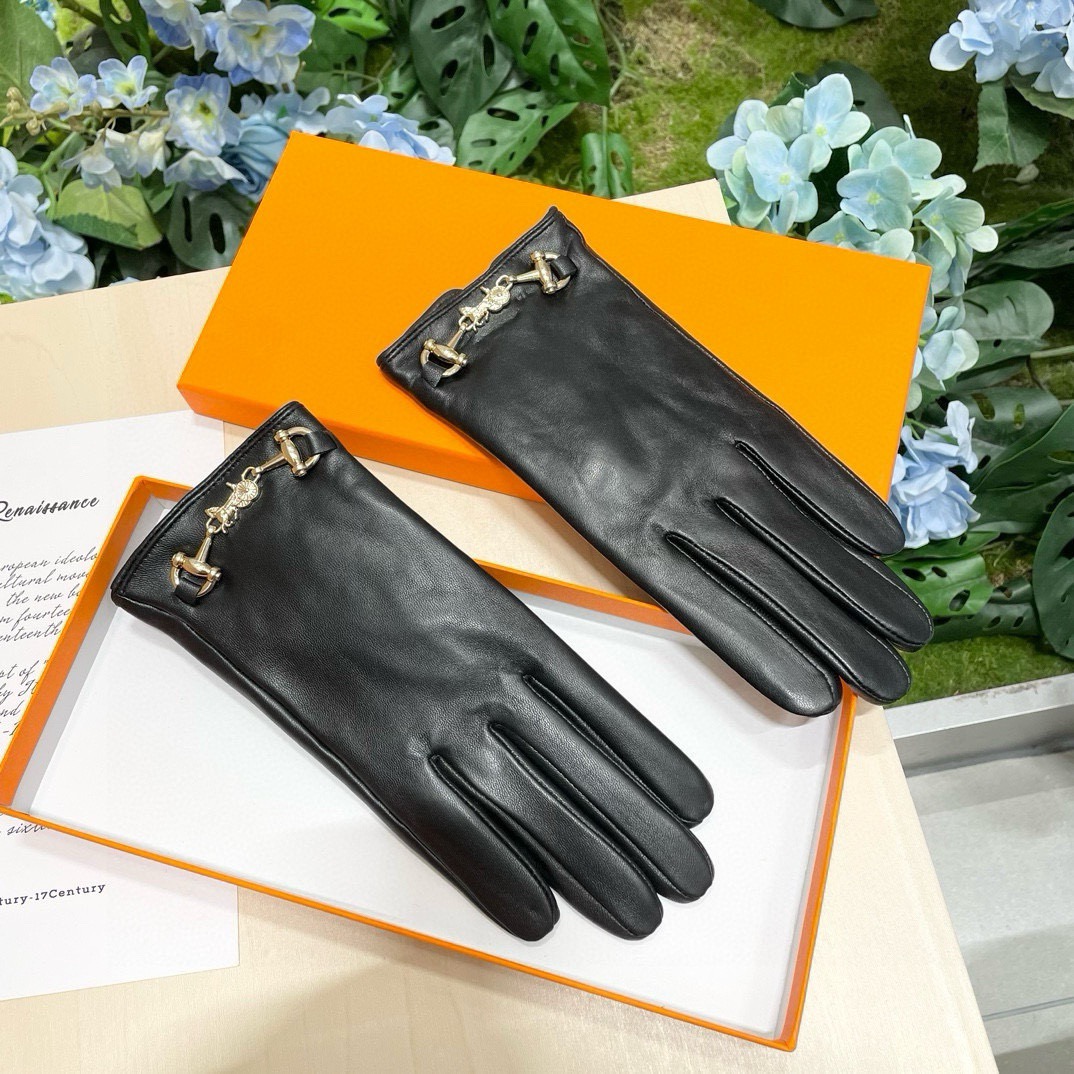 NO:602525,Comes with packaging of new exclusive touch screen gloves for women. Hermès (original quality) official website synchronizes new high-end sheepskin gloves for women. The first choice for goddess Jimei. A must-have and not to be missed. 100% imported sheepskin is used. The leather is fine and soft. Pay attention to the imported sheepskin with its special feel and cashmere lining for better warmth. A must for goddess Jimei. Top-notch workmanship. No detail is spared. Comes with box. Size M L gloves, gloves, hermes, sheepskin, gloves.19860909配包装女款新款独家首发触屏手套 爱马仕（原单品质）官网同步女士新款高档羊皮手套女神集美们首选 必备不可错过百分百选用进口羊皮 皮质细腻柔软 认准进口羊皮特有手感羊绒内里保暖更佳 女神集美们们必备顶级做工任何细节都不放过配盒子 码数M L手套,手套,hermes,sheepskin,gloves,accessory