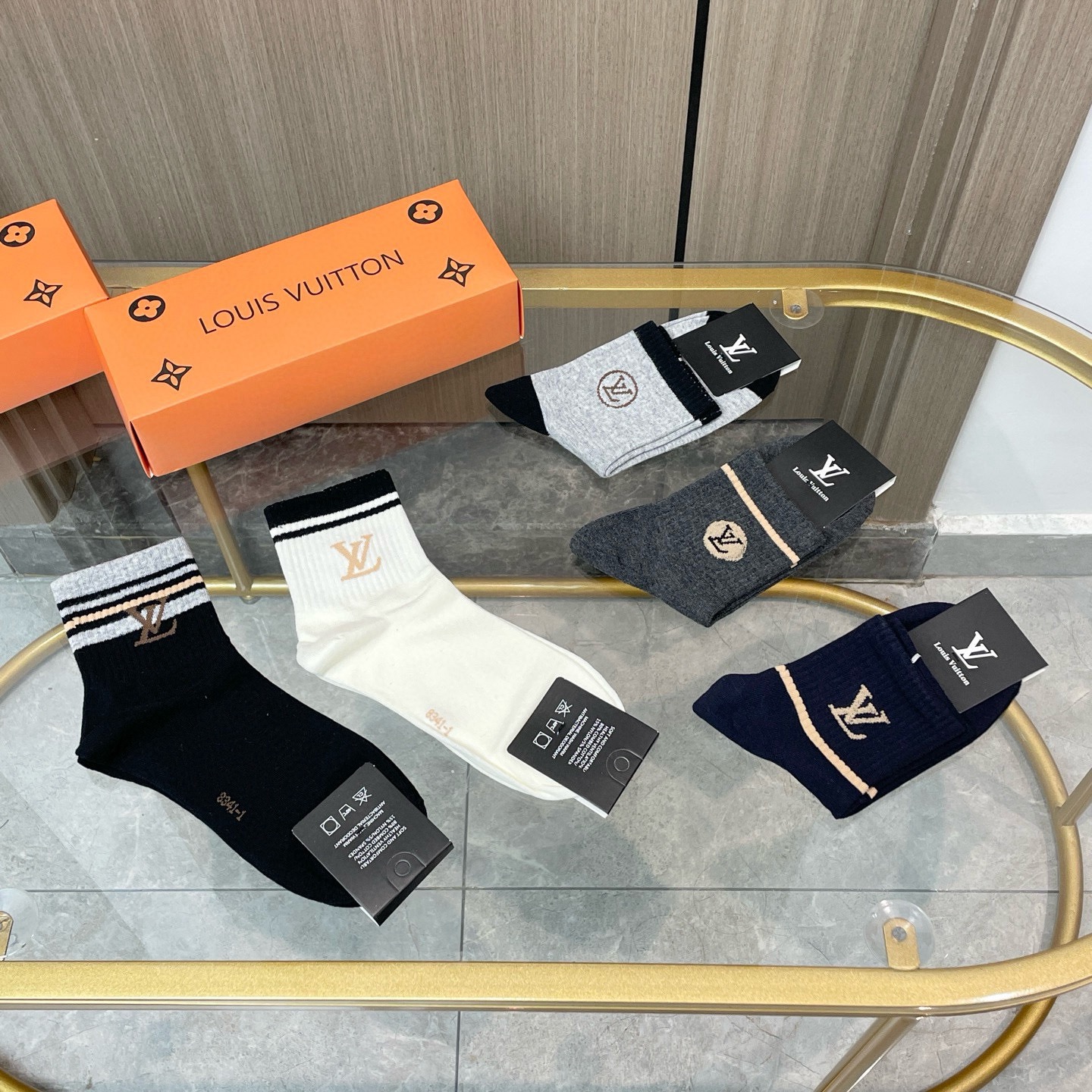 配包装【一盒五双】🌟LV 路易威登 爆款 中筒袜🌟高版本 ～好看到爆炸 欧美大牌中筒袜🔥🌟潮人必不能少的