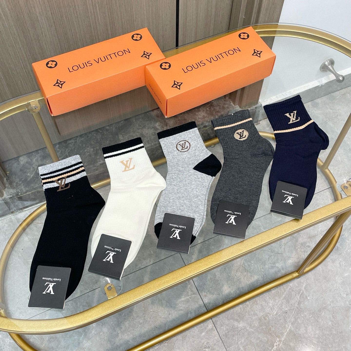 配包装【一盒五双】🌟LV 路易威登 爆款 中筒袜🌟高版本 ～好看到爆炸 欧美大牌中筒袜🔥🌟潮人必不能少的