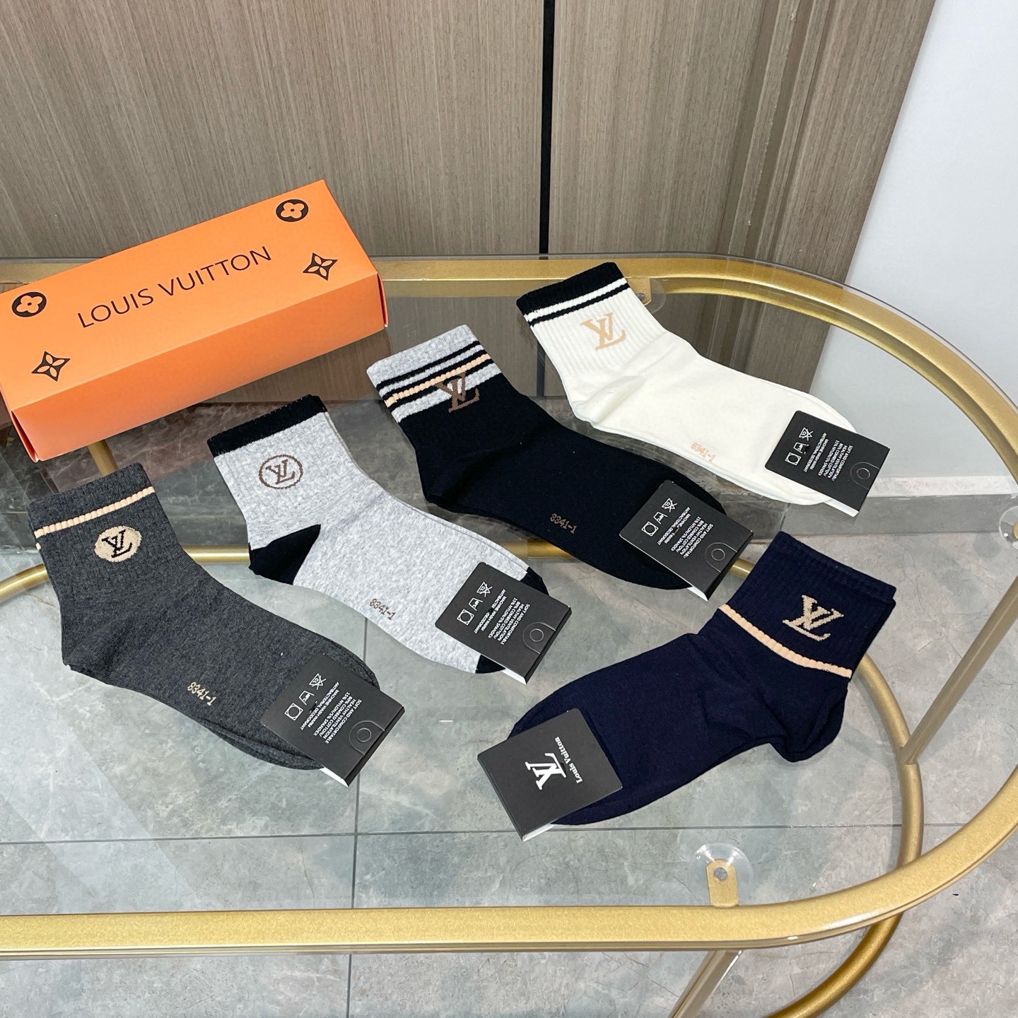 配包装【一盒五双】🌟LV 路易威登 爆款 中筒袜🌟高版本 ～好看到爆炸 欧美大牌中筒袜🔥🌟潮人必不能少的