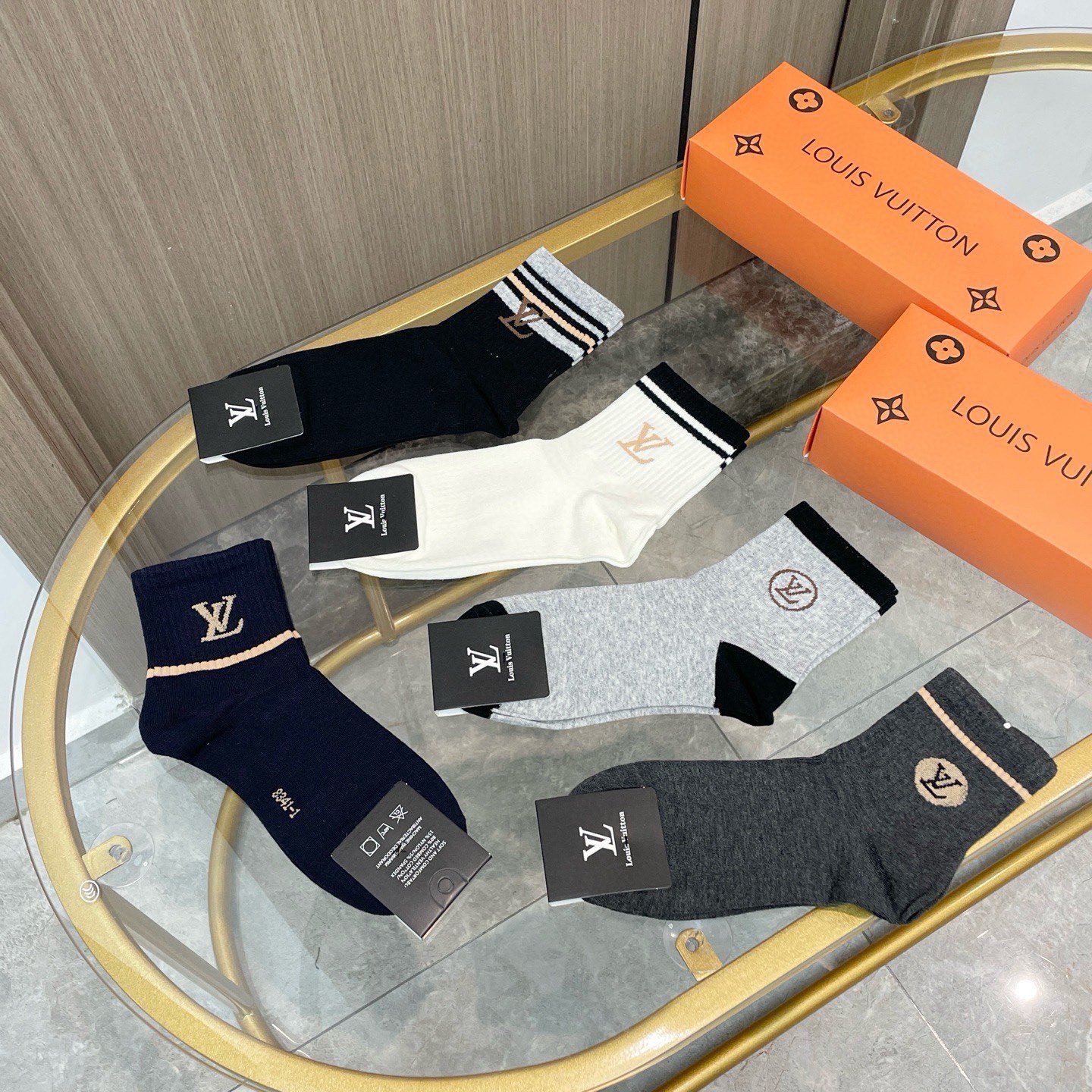 配包装【一盒五双】🌟LV 路易威登 爆款 中筒袜🌟高版本 ～好看到爆炸 欧美大牌中筒袜🔥🌟潮人必不能少的