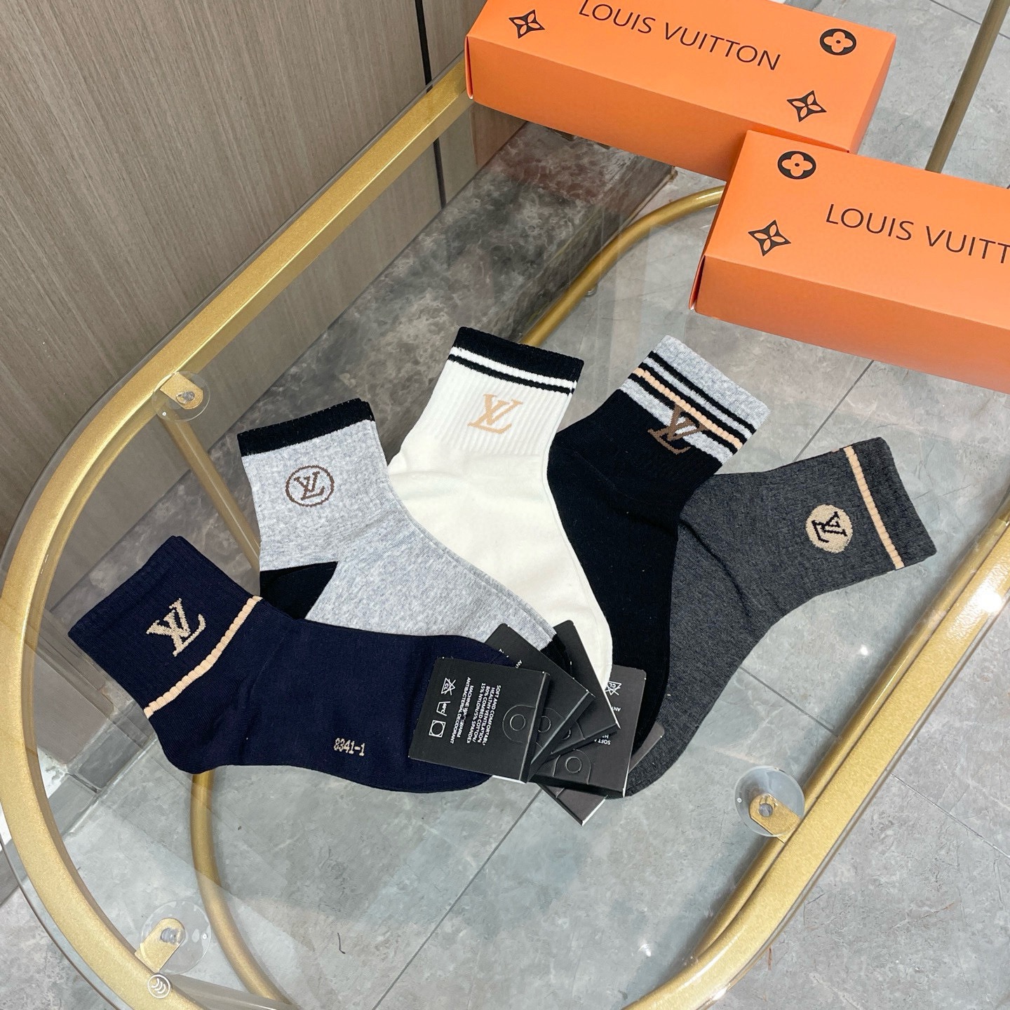 配包装【一盒五双】🌟LV 路易威登 爆款 中筒袜🌟高版本 ～好看到爆炸 欧美大牌中筒袜🔥🌟潮人必不能少的