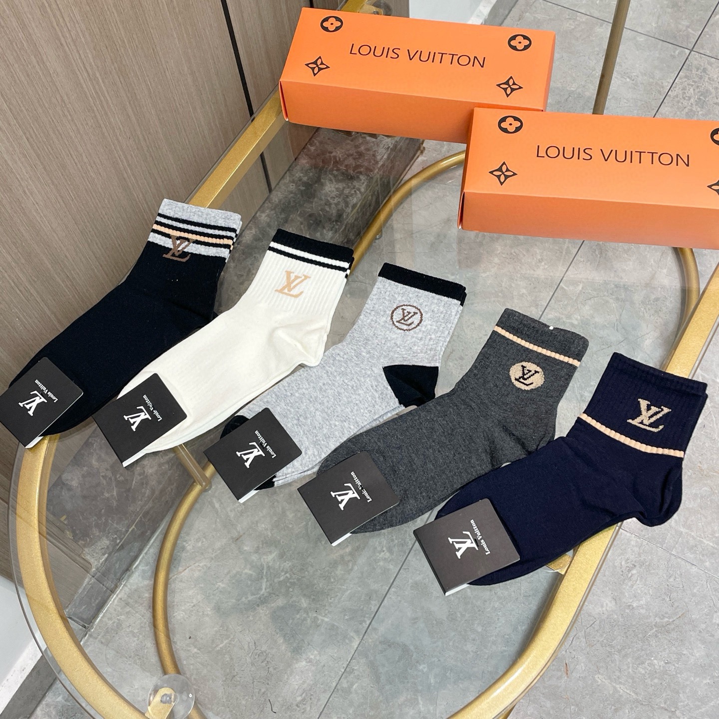 配包装【一盒五双】🌟LV 路易威登 爆款 中筒袜🌟高版本 ～好看到爆炸 欧美大牌中筒袜🔥🌟潮人必不能少的