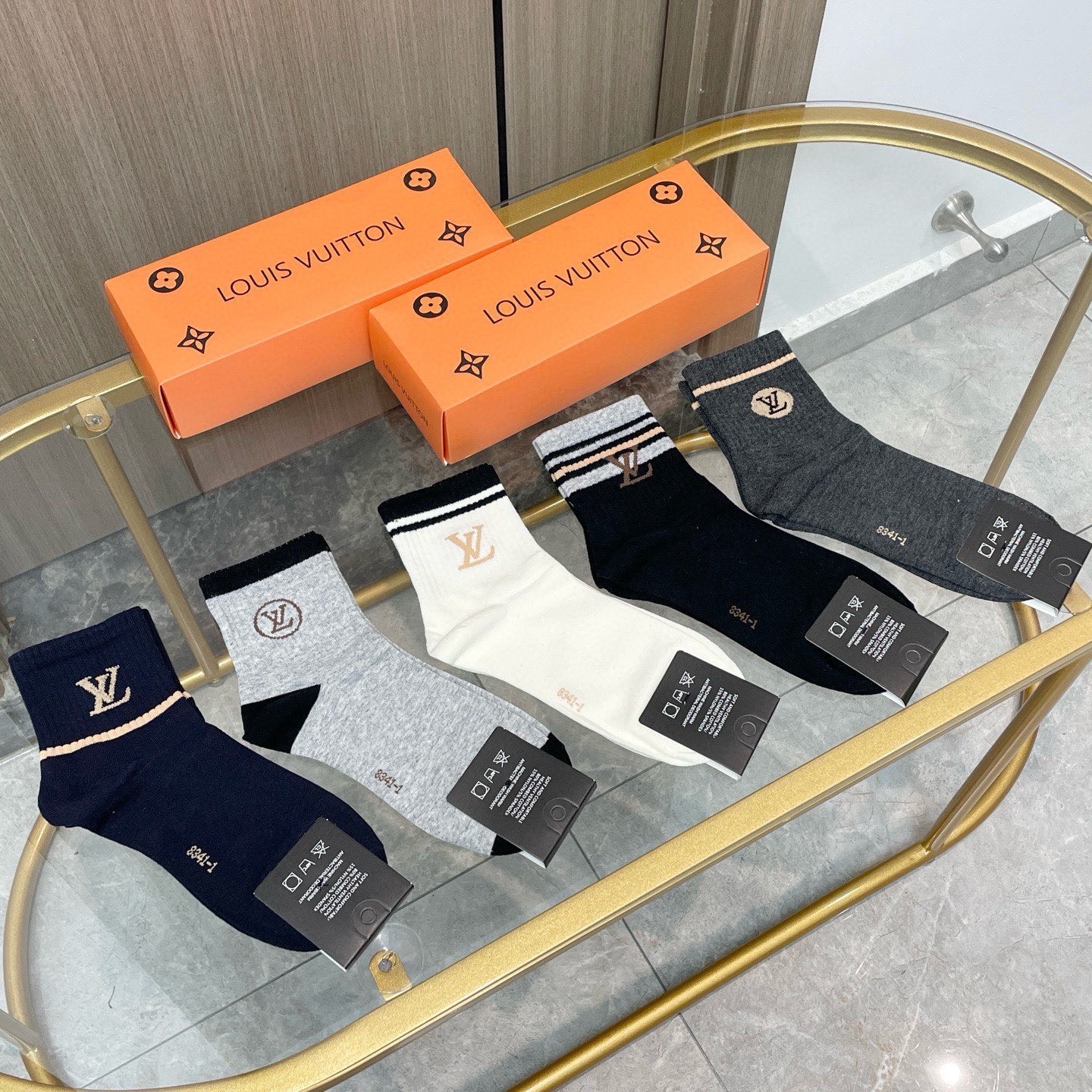 配包装【一盒五双】🌟LV 路易威登 爆款 中筒袜🌟高版本 ～好看到爆炸 欧美大牌中筒袜🔥🌟潮人必不能少的