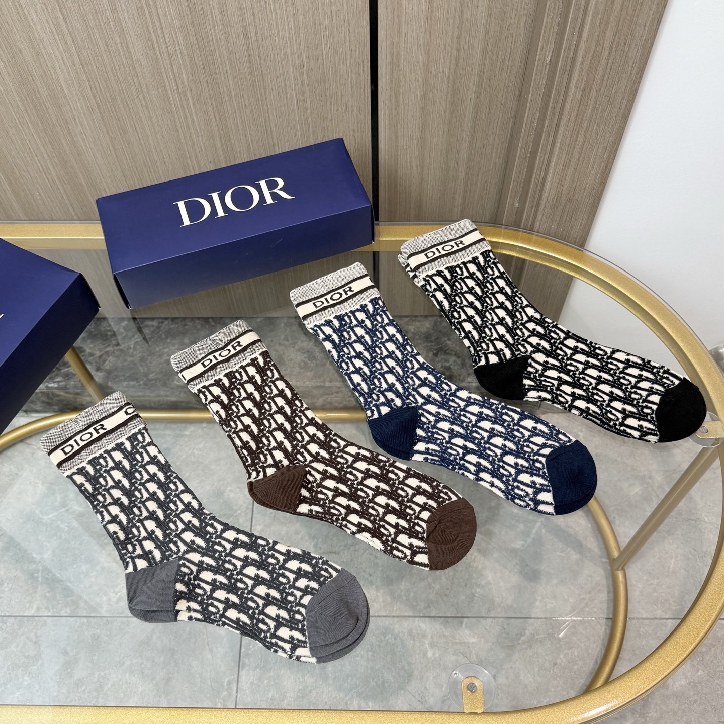 配包装【一盒四双】Dior · 迪奥❗️超级爆款网红袜子❗️D家官网同步提花字母小腿袜，ins明星网红推