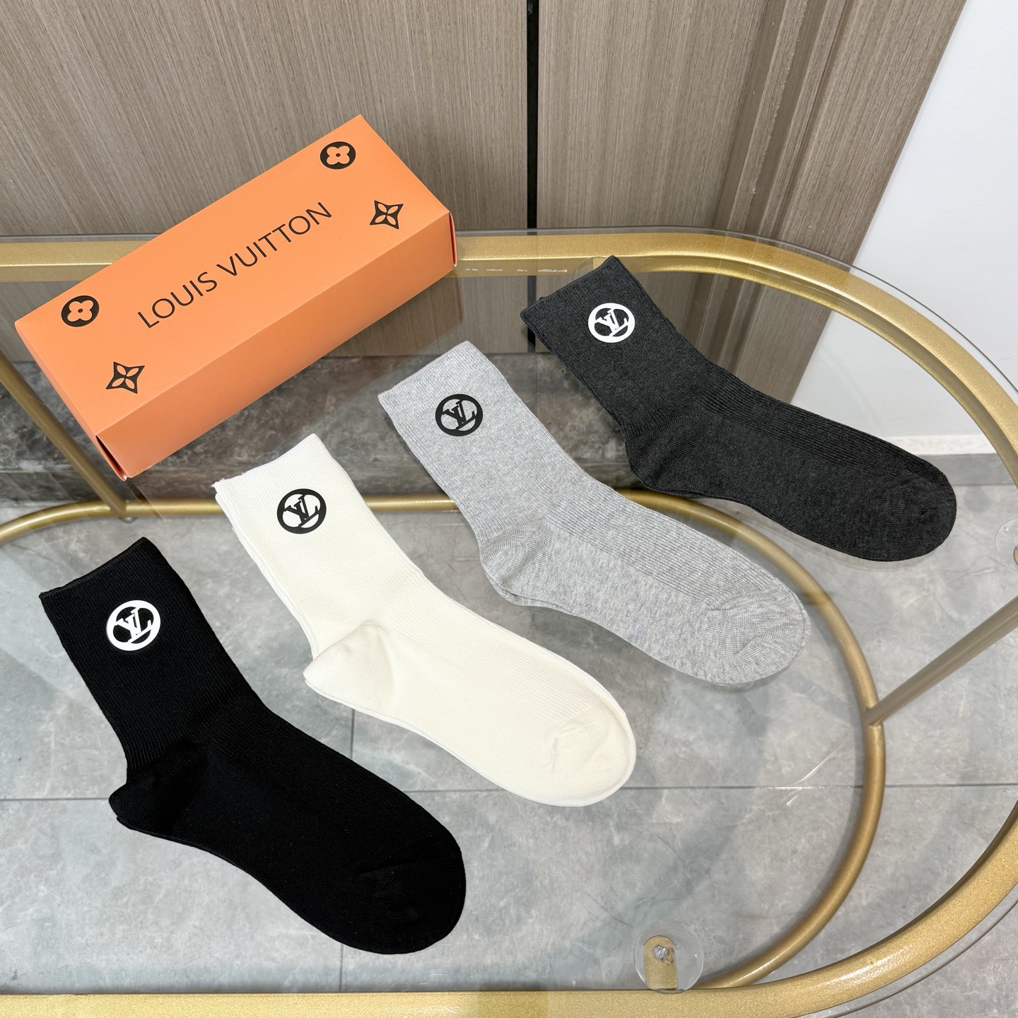 配包装【一盒四双】LV 路易威登高版本 ～好看到爆炸 LV 袜子🔥双针烫印中筒袜，超软糯🔥🔥潮人必不能少