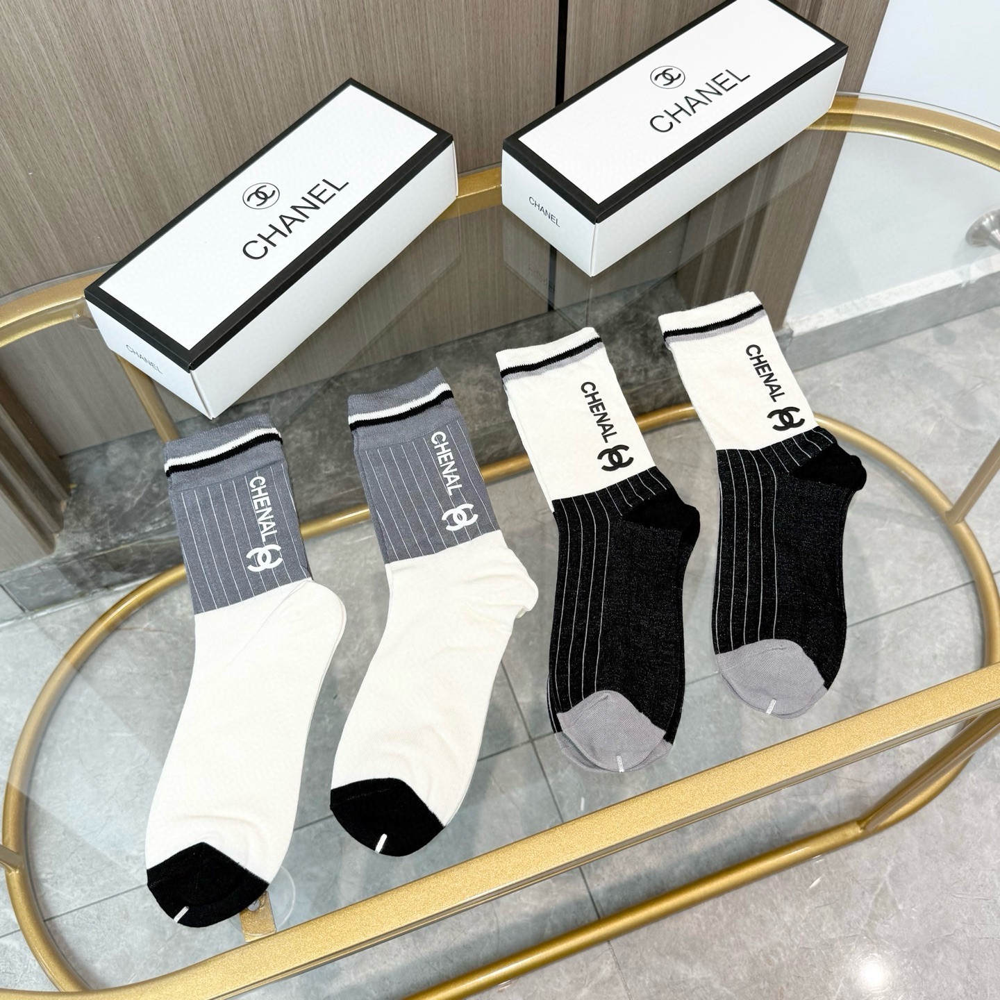 配包装【一盒四双】🌟CHANEL香奈儿 爆款中筒袜🌟高版本 ～好看到爆炸 欧美大牌中筒袜🔥🌟潮人必不能少