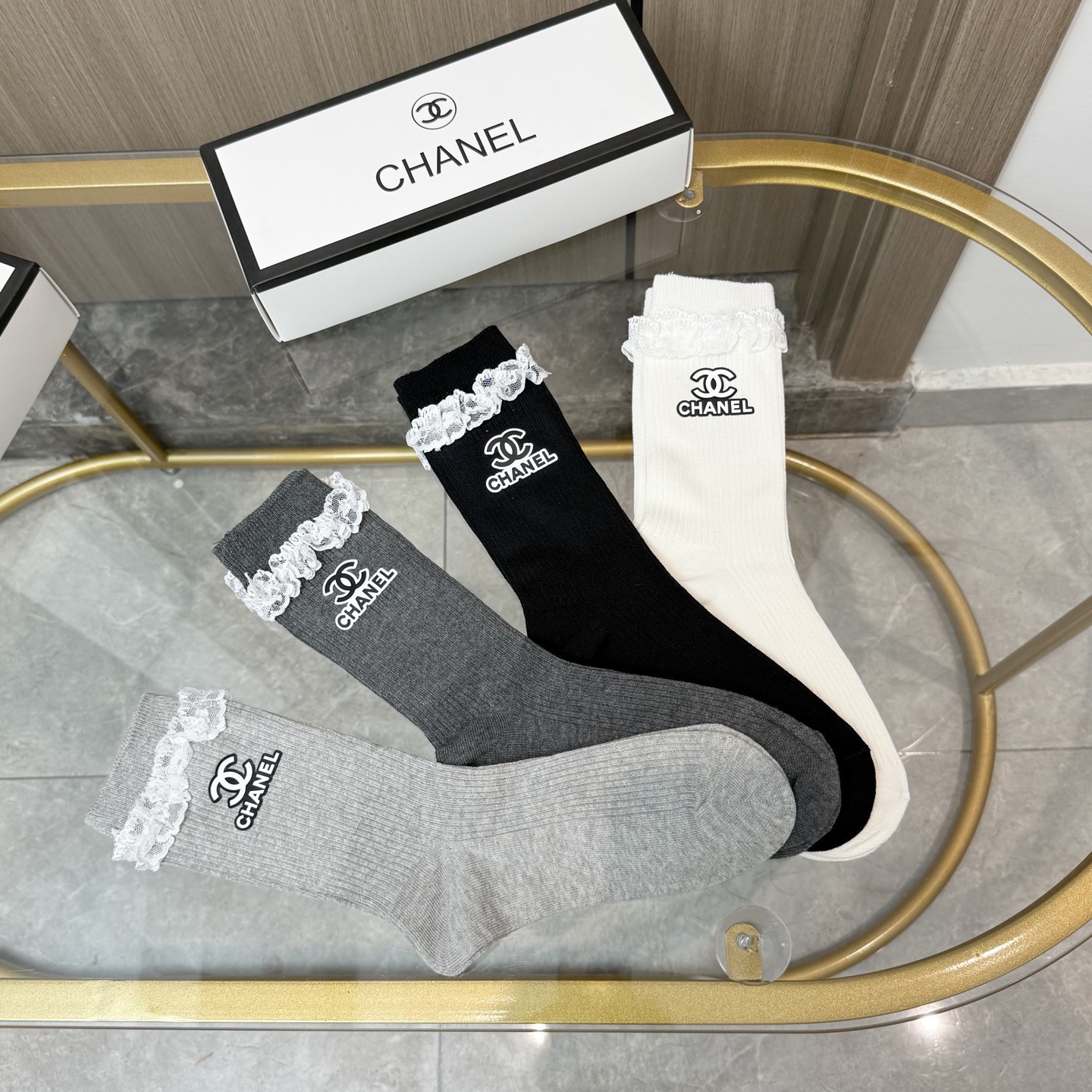 配包装【一盒四双】CHANEL 香奈儿高版本 ～好看到爆炸 CHANEL 袜子🔥烫印中筒袜，超精致🔥🔥潮