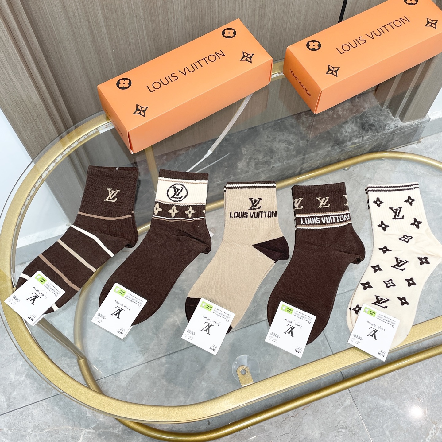 配包装【一盒五双】🌟LV 路易威登 爆款 中筒袜🌟高版本 ～好看到爆炸 欧美大牌中筒袜🔥🌟潮人必不能少的